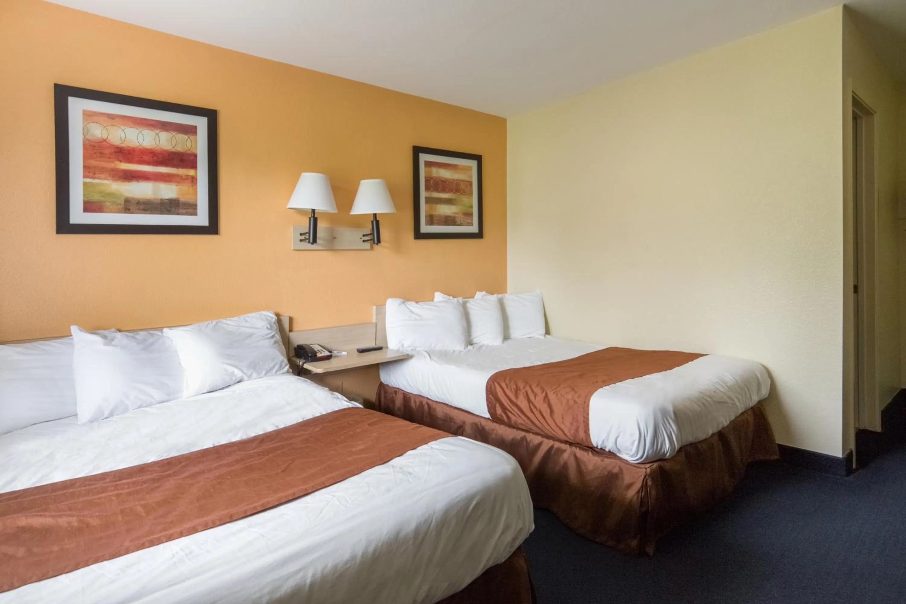 Bedroom, Bed in Days Inn by Wyndham New Philadelphia