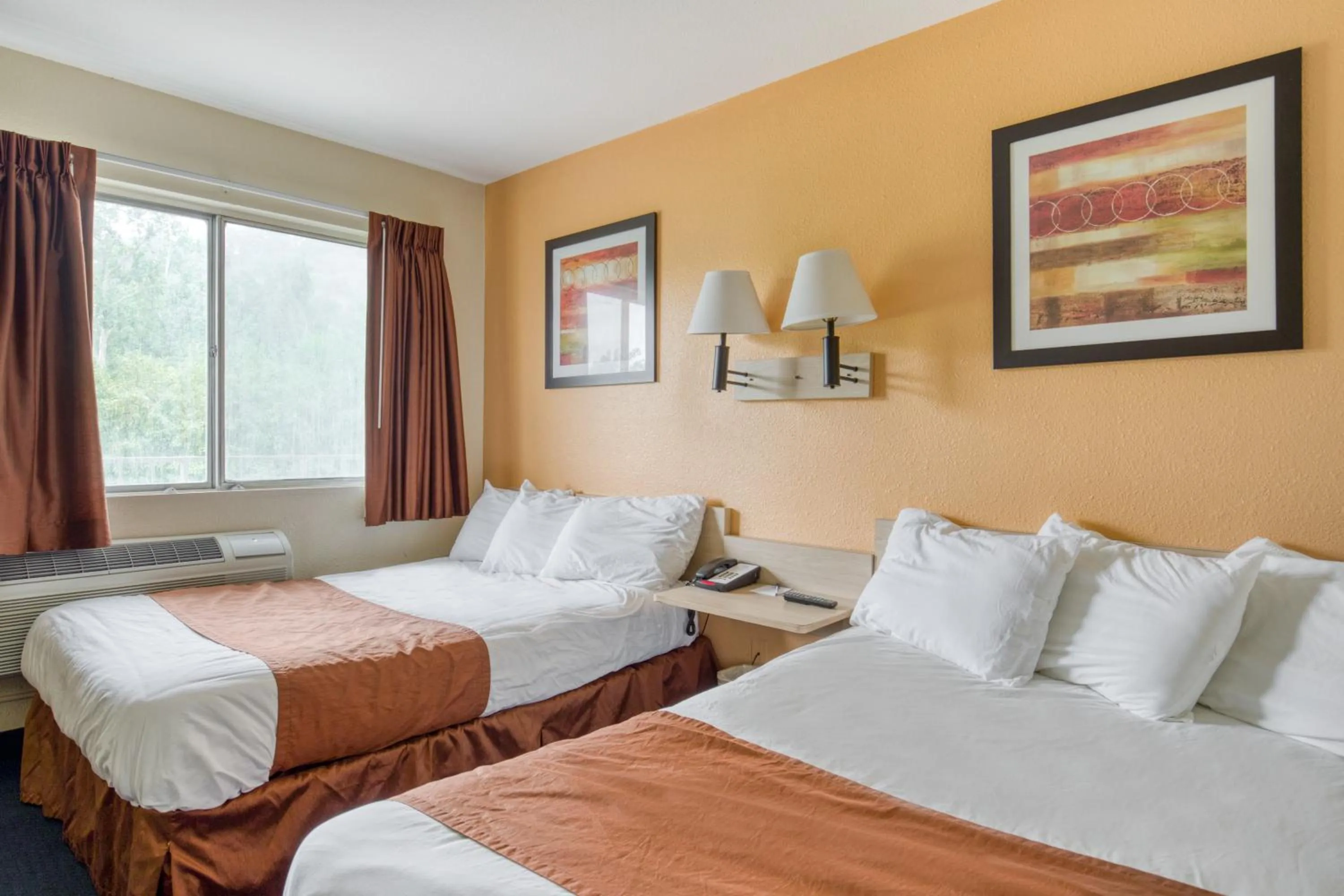 Bedroom, Bed in Days Inn by Wyndham New Philadelphia