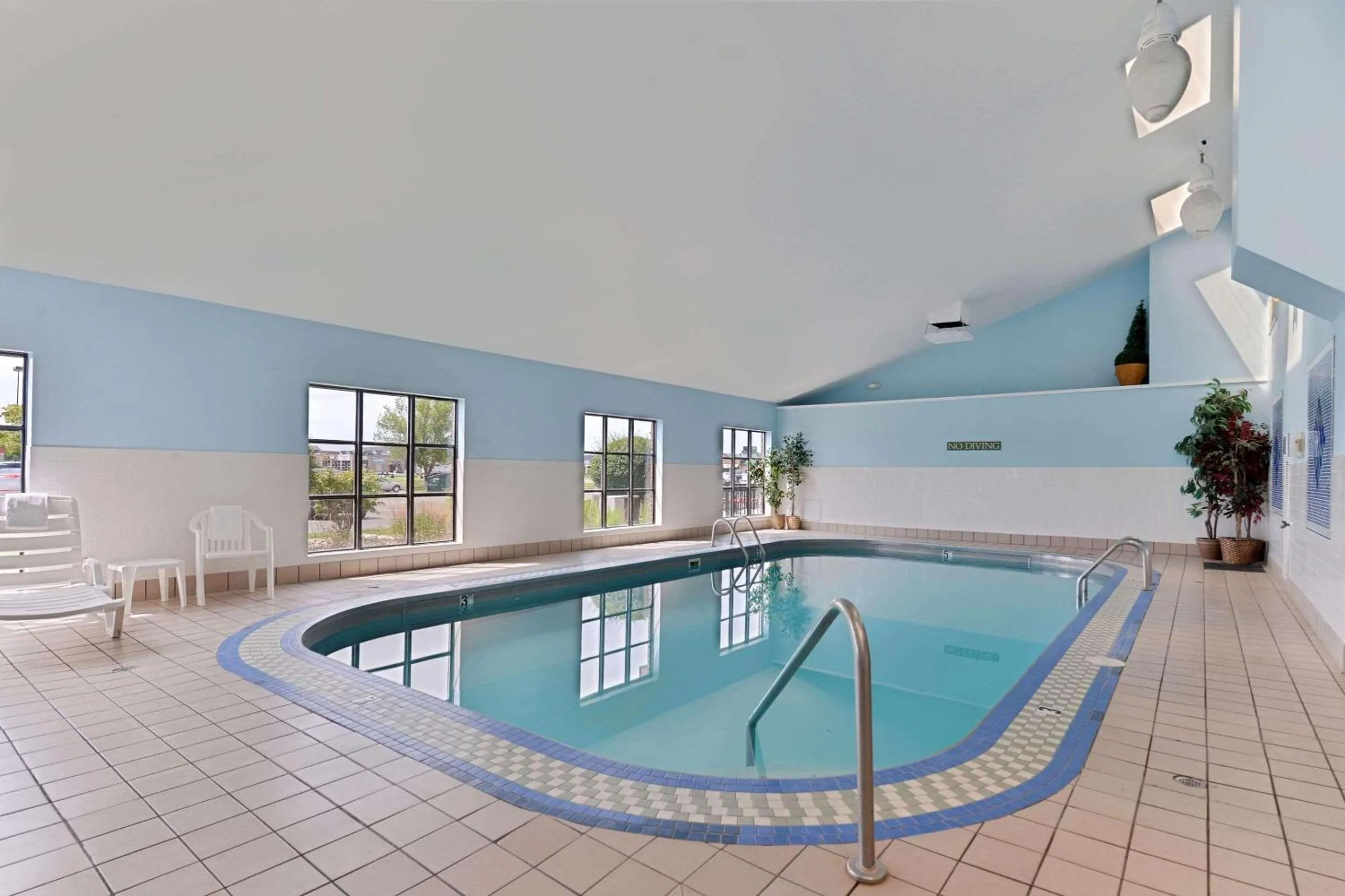 Swimming pool in Country Inn & Suites by Radisson, Fargo, ND
