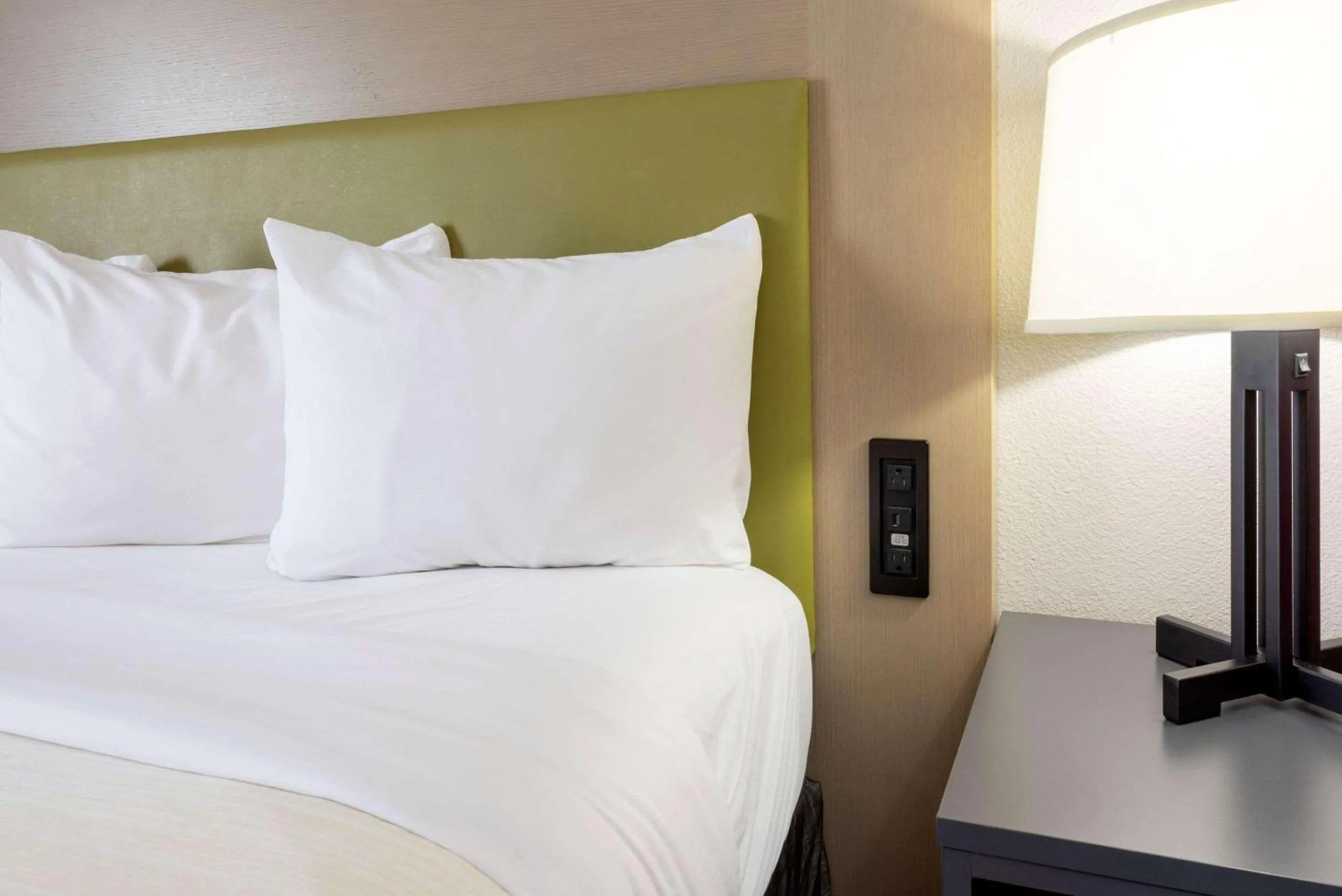 Bedroom, Bed in Country Inn & Suites by Radisson, Fargo, ND