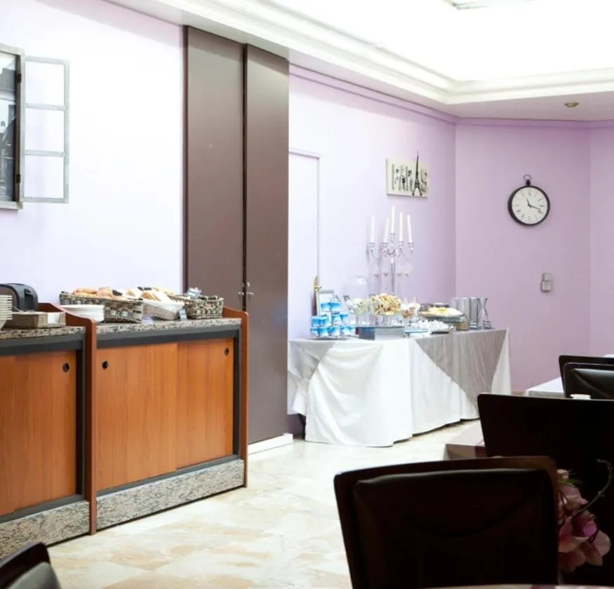 Breakfast in Hôtel Lebron