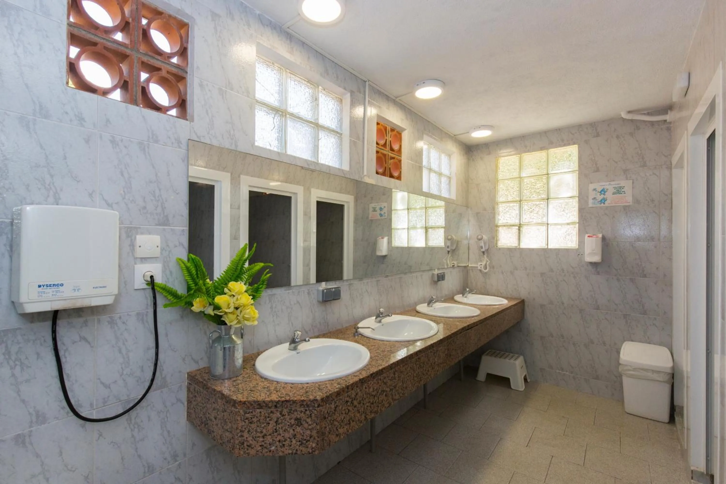 Camping Bungalows El Far