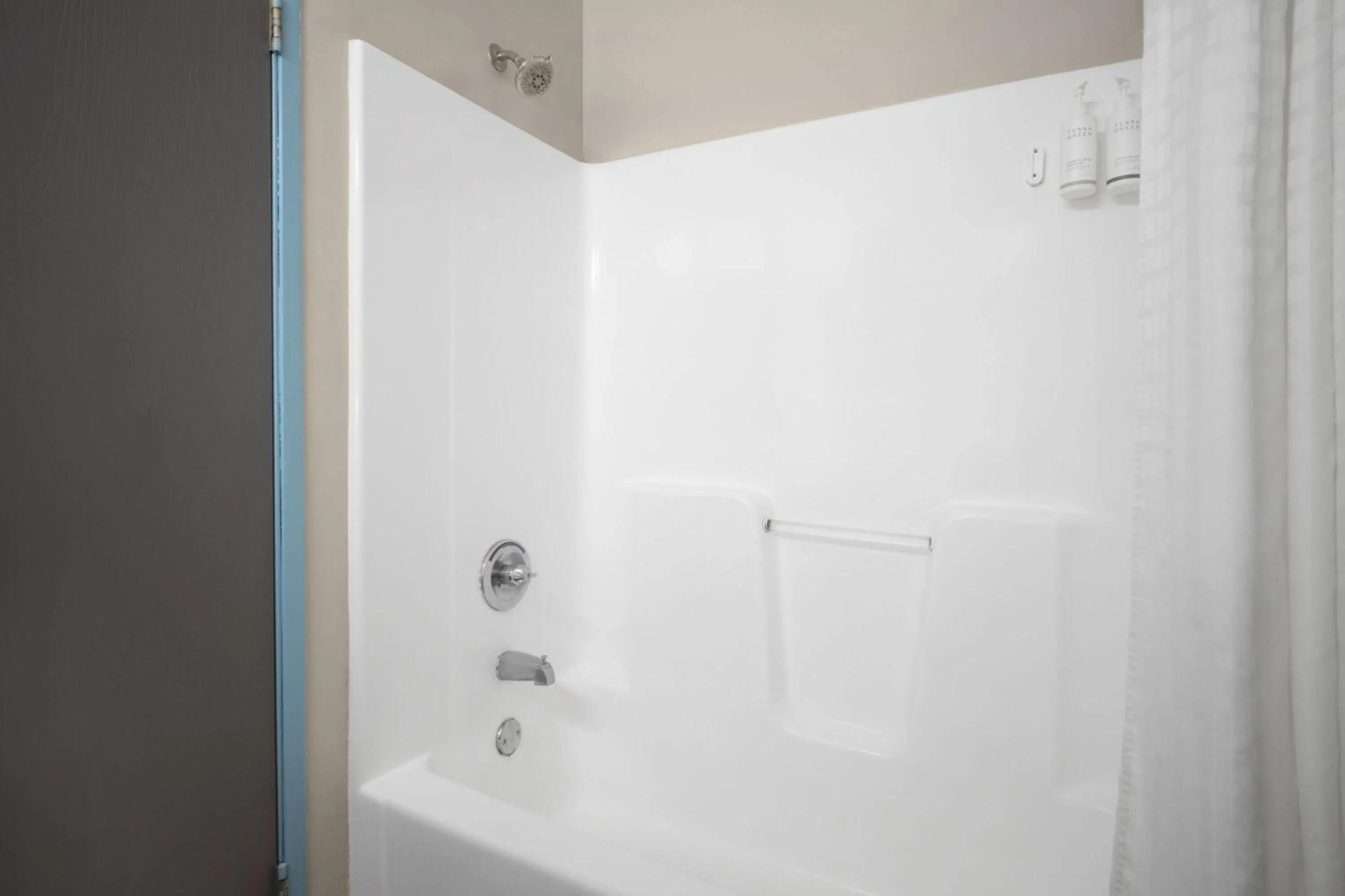 Bathroom in Days Inn & Suites by Wyndham Airport Albuquerque
