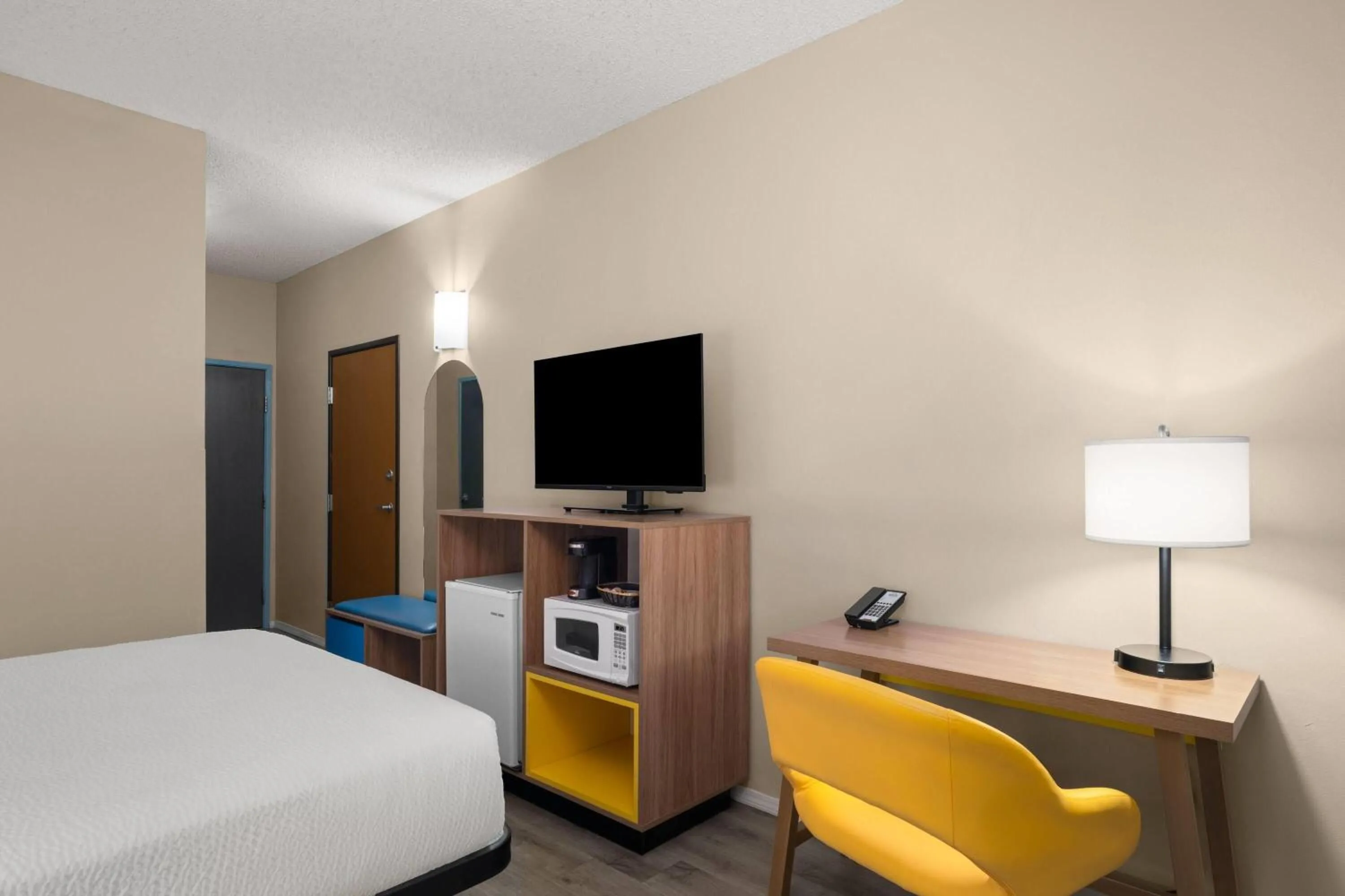 Photo of the whole room, Bed in Days Inn & Suites by Wyndham Airport Albuquerque