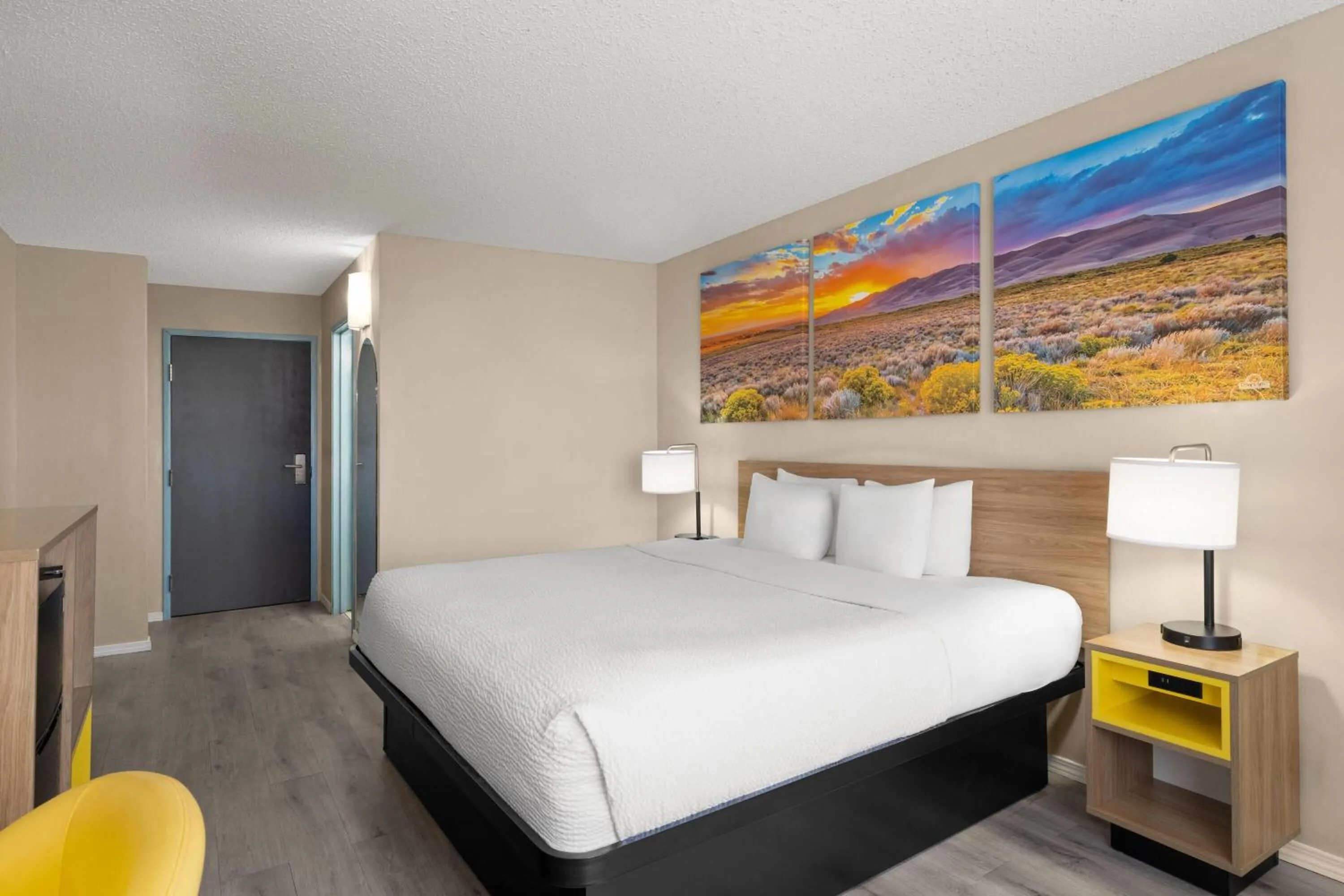 Photo of the whole room, Bed in Days Inn & Suites by Wyndham Airport Albuquerque