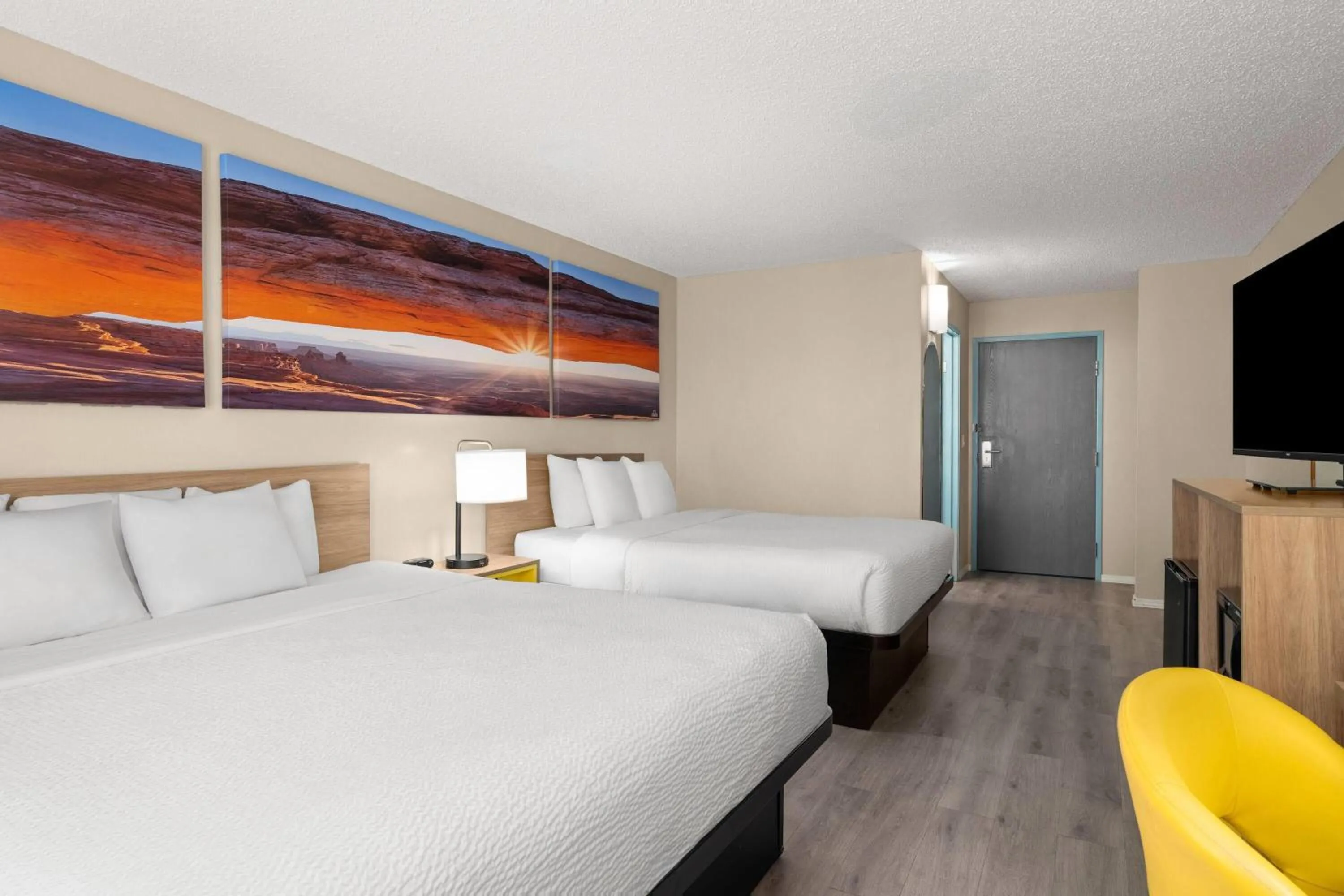 Photo of the whole room, Bed in Days Inn & Suites by Wyndham Airport Albuquerque
