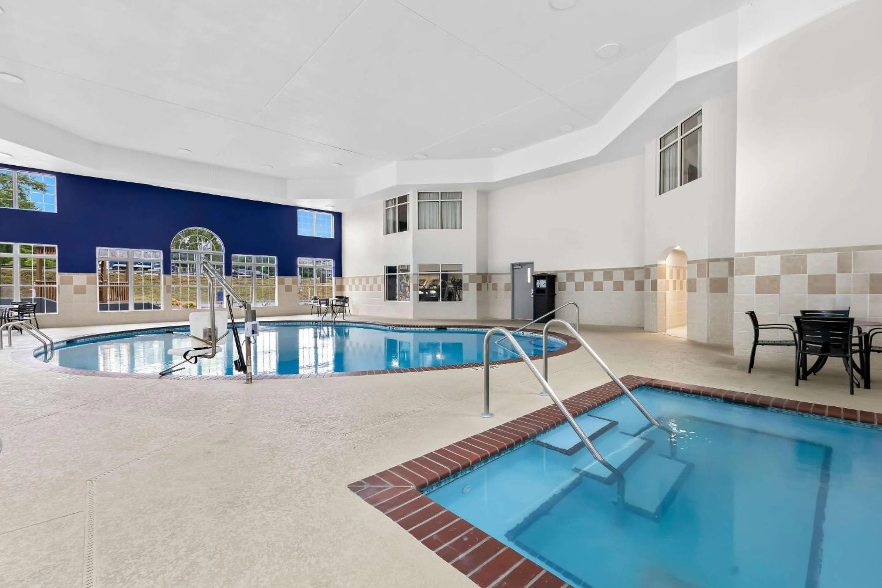 Swimming pool in Comfort Inn & Suites Nashville Near Tanger Outlets I-24 Antioch