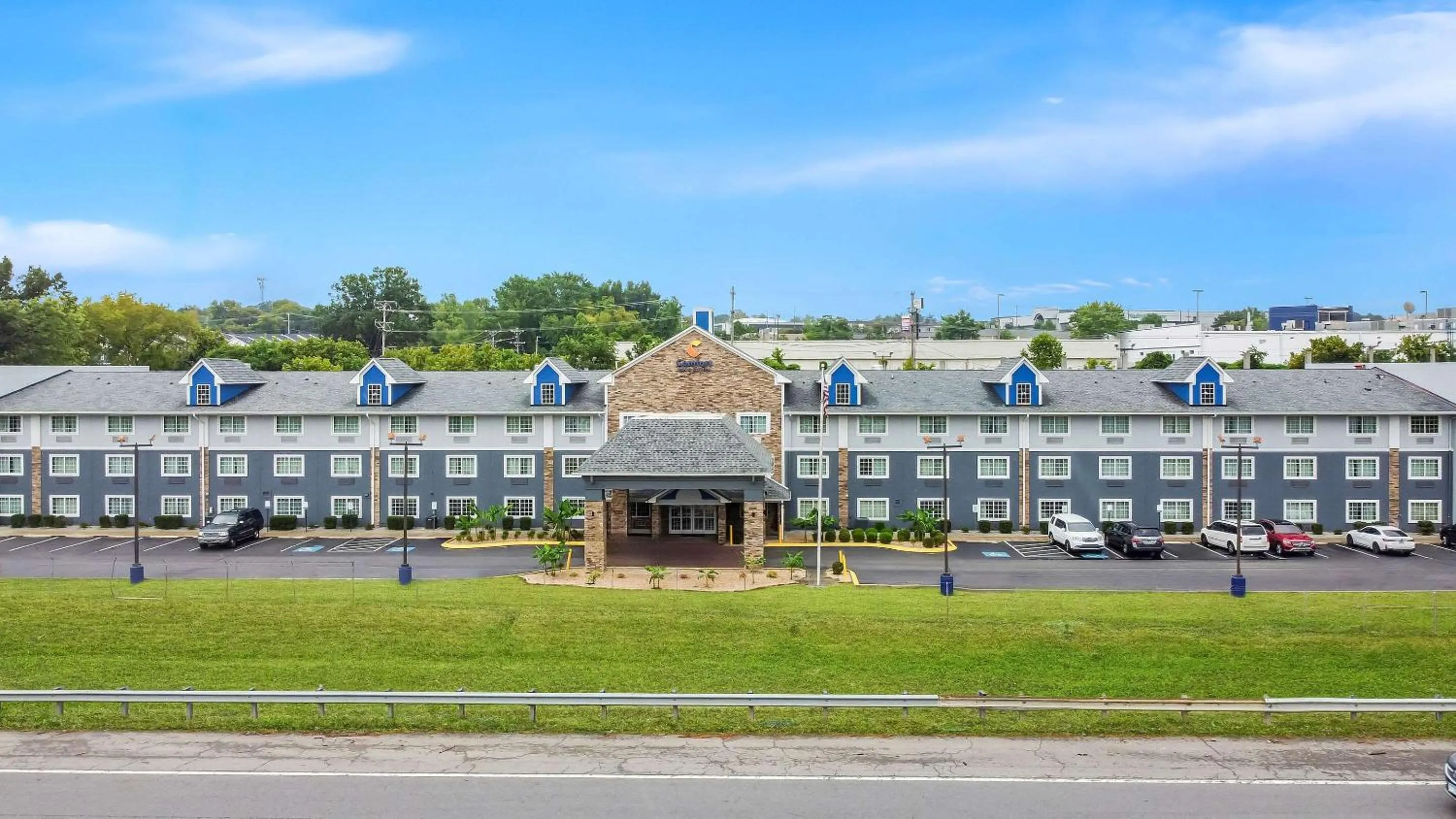 Property building in Comfort Inn & Suites Nashville Near Tanger Outlets I-24 Antioch