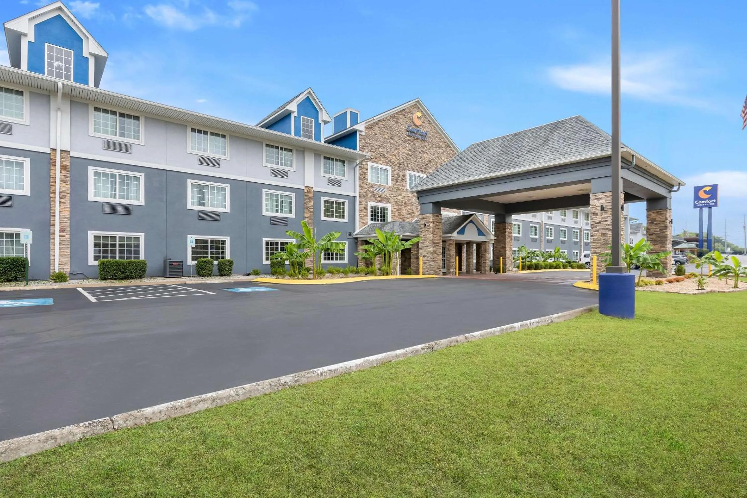 Property building in Comfort Inn & Suites Nashville Near Tanger Outlets I-24 Antioch