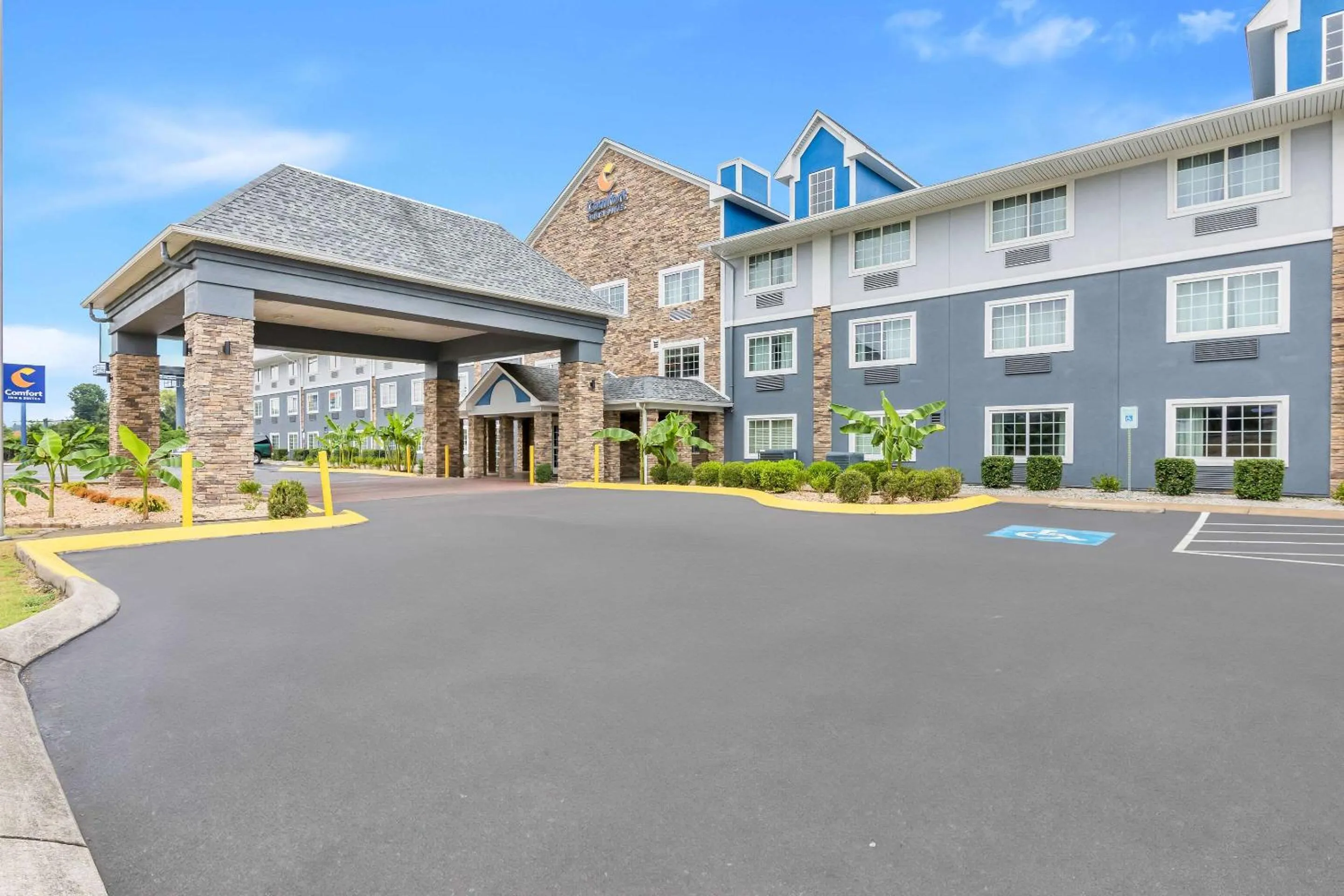 Property building in Comfort Inn & Suites Nashville Near Tanger Outlets I-24 Antioch