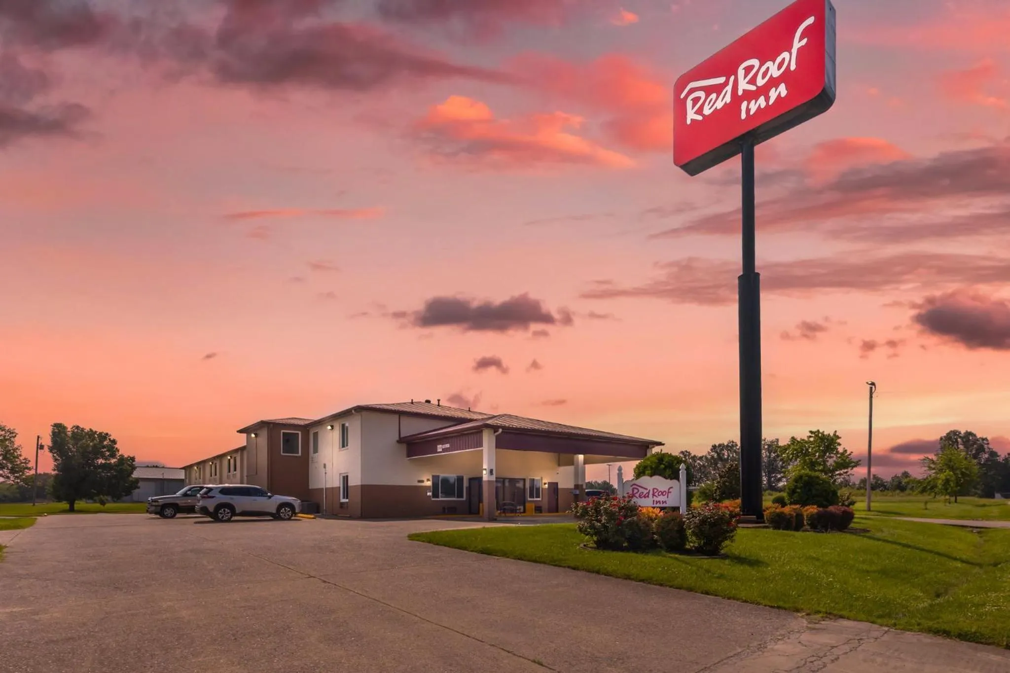Property building in Red Roof Inn Paducah