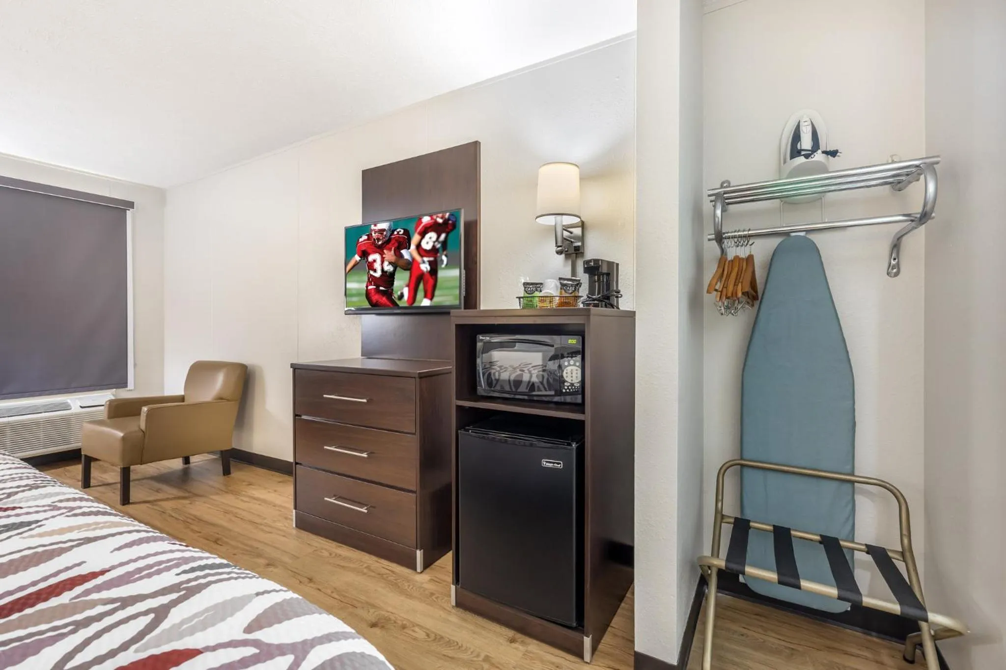 Bedroom, Bed in Red Roof Inn Paducah