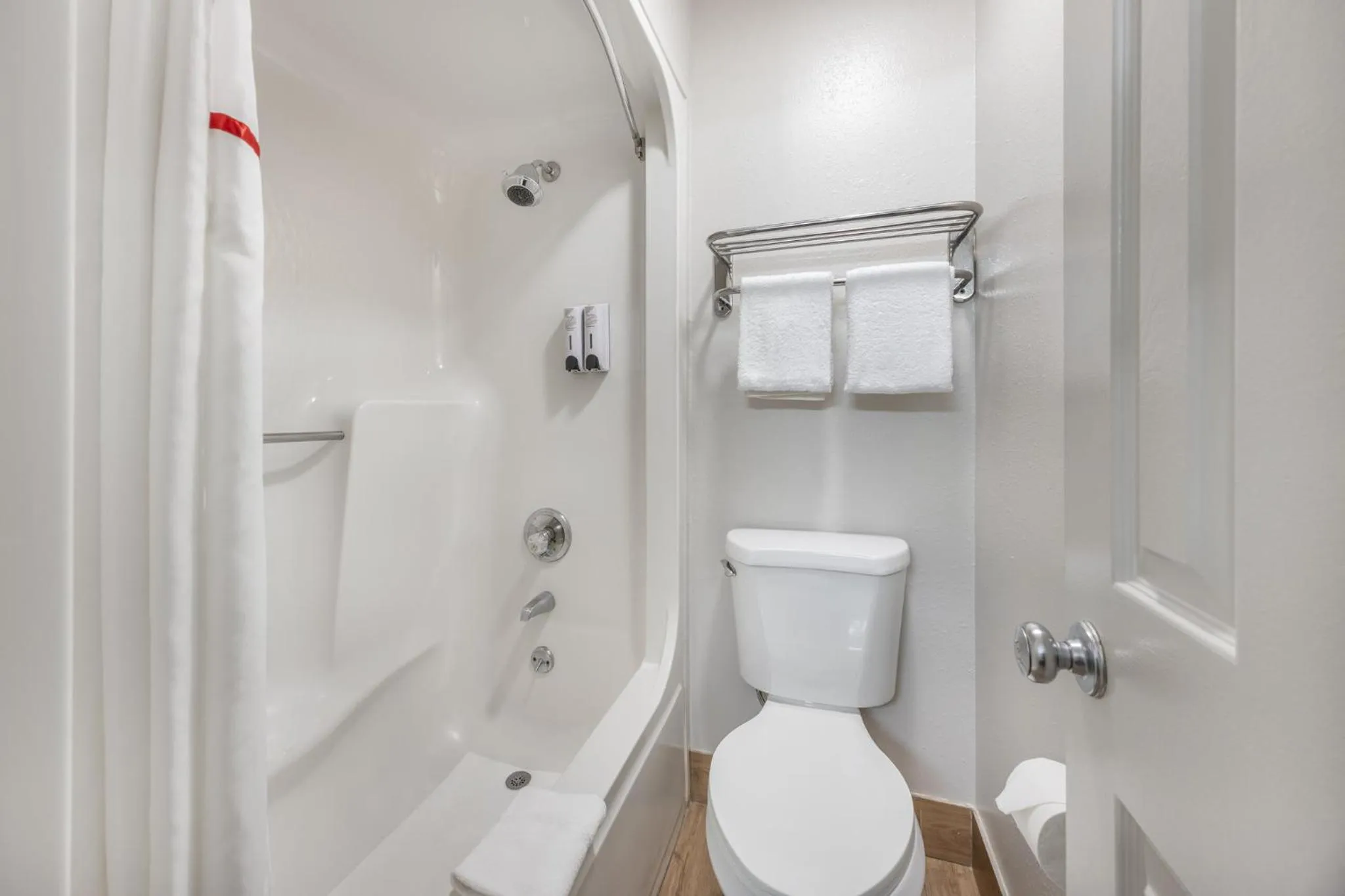 Bathroom in Red Roof Inn Paducah