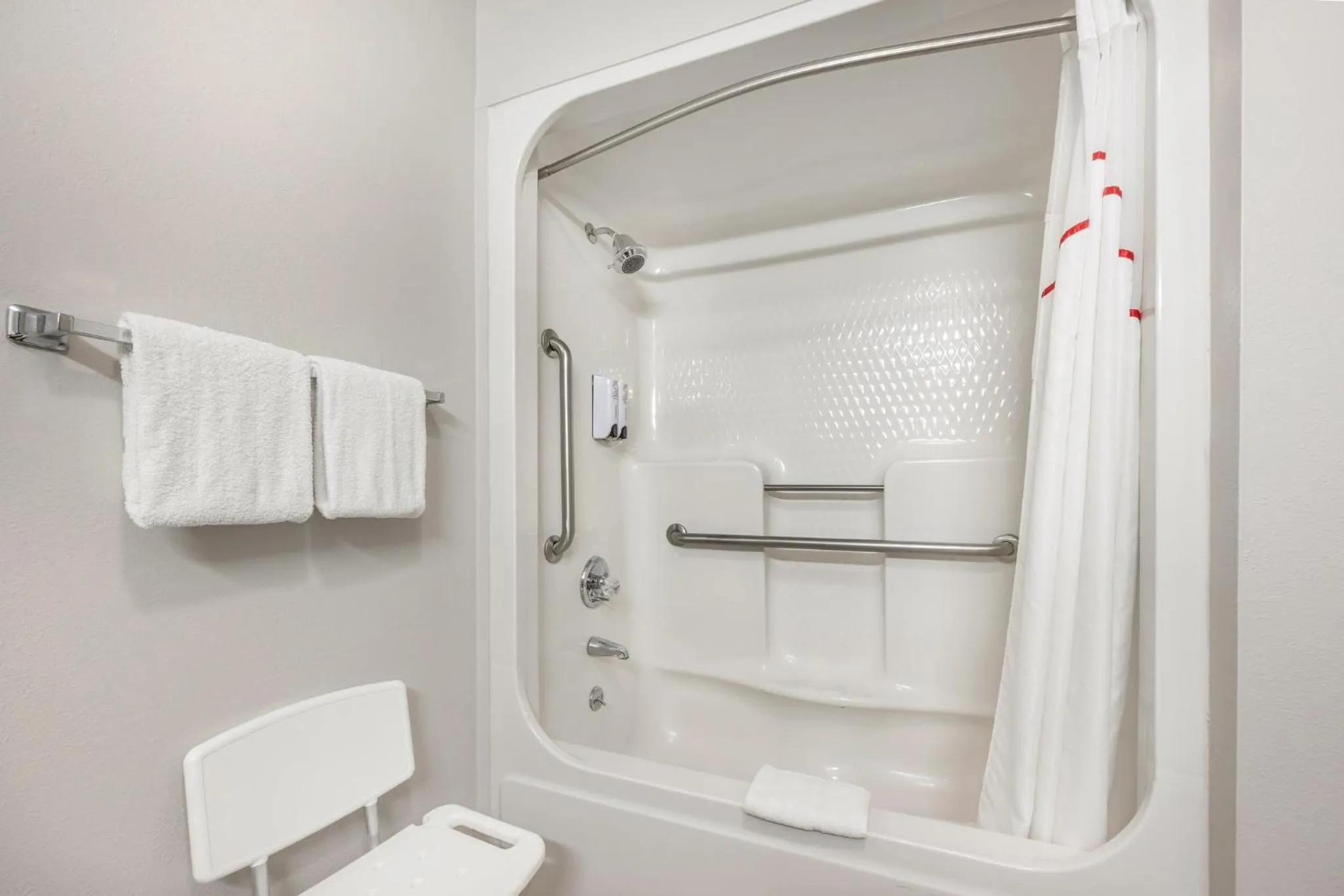 Bathroom in Red Roof Inn Paducah