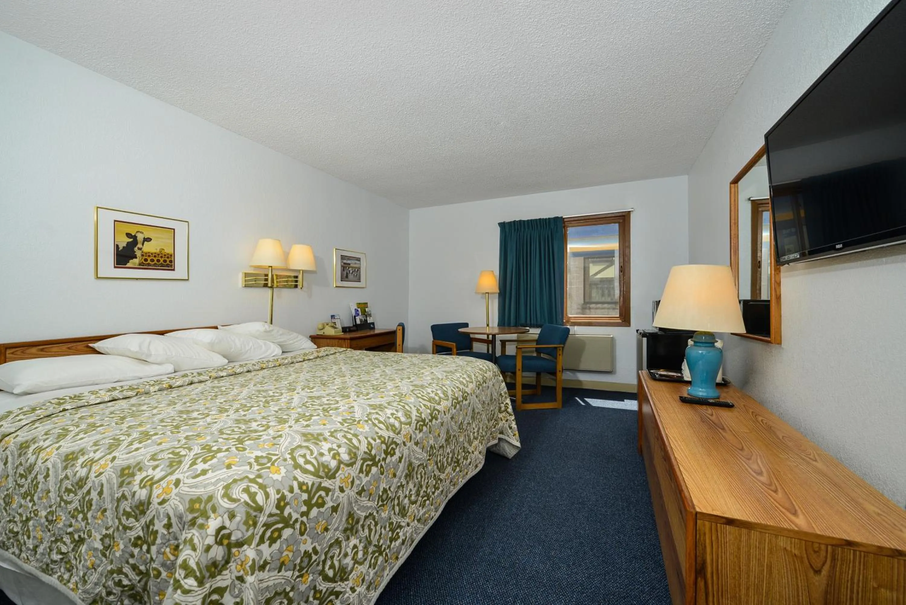 Bed in Americas Best Value Inn Wisconsin Rapids