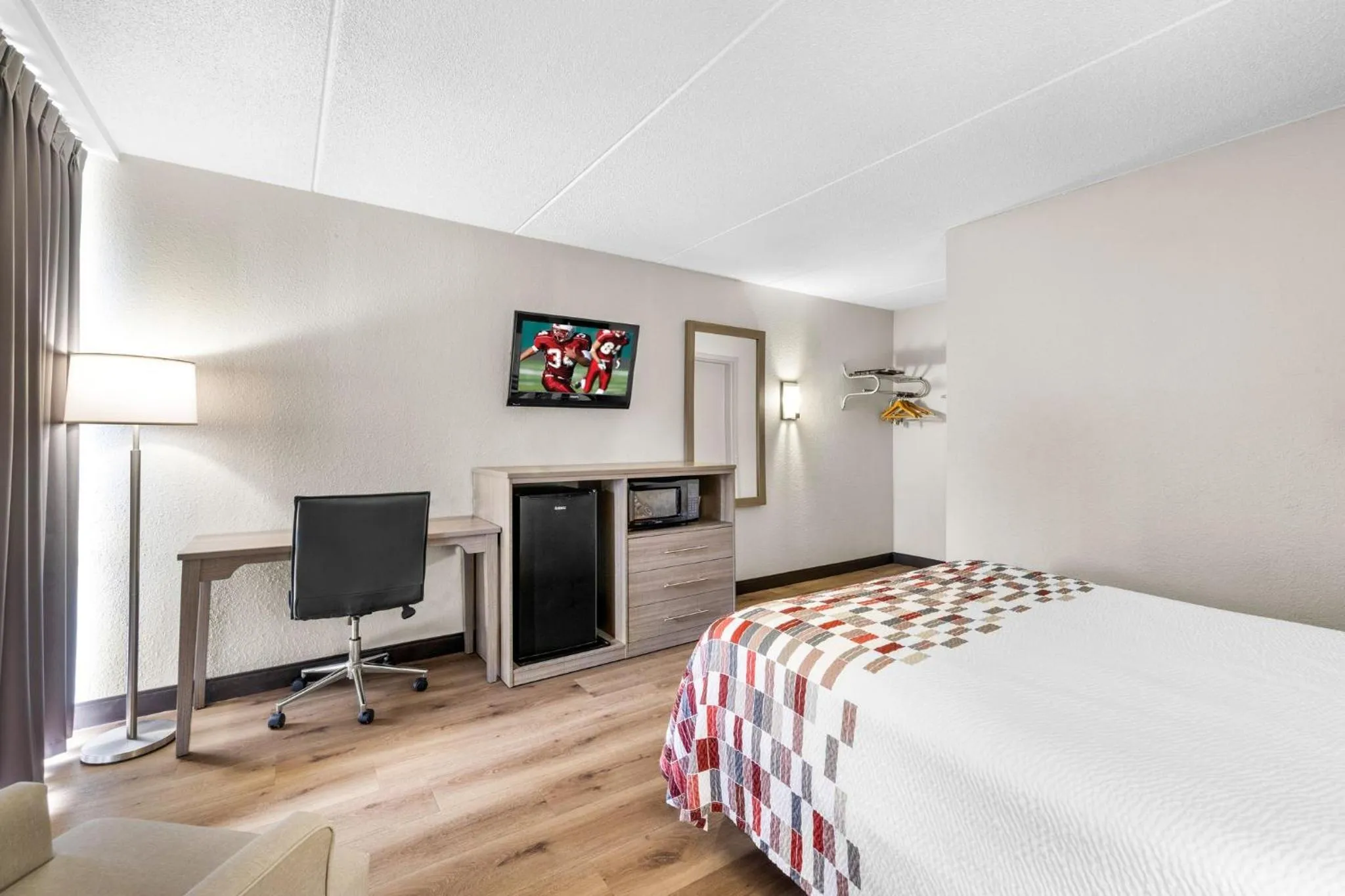 Photo of the whole room, Bed in Red Roof Inn Niagara Falls