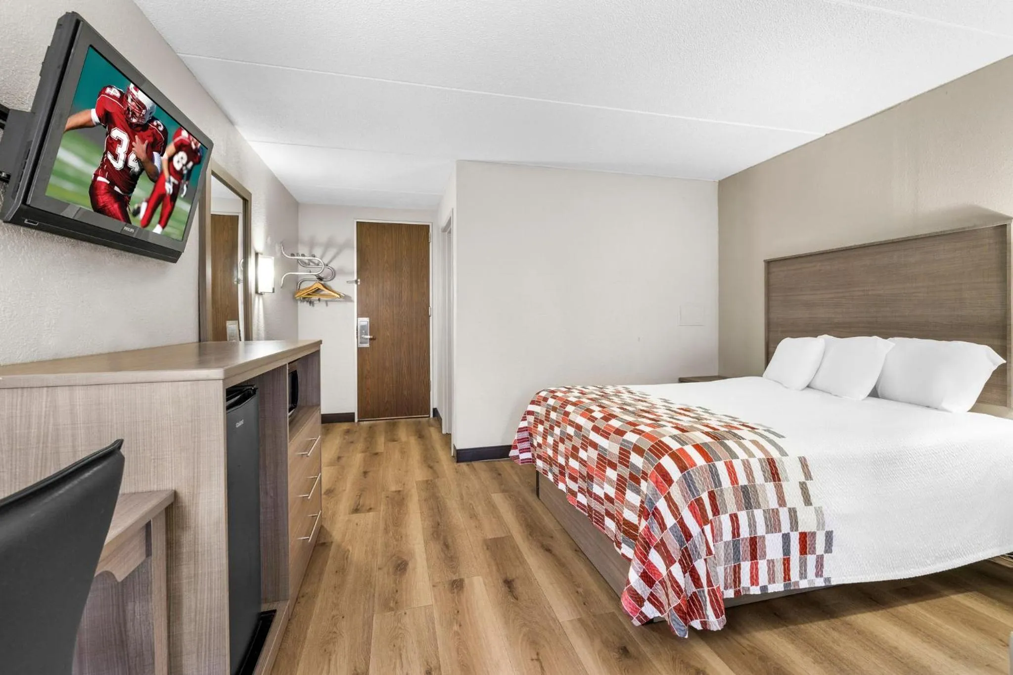 Photo of the whole room, Bed in Red Roof Inn Niagara Falls