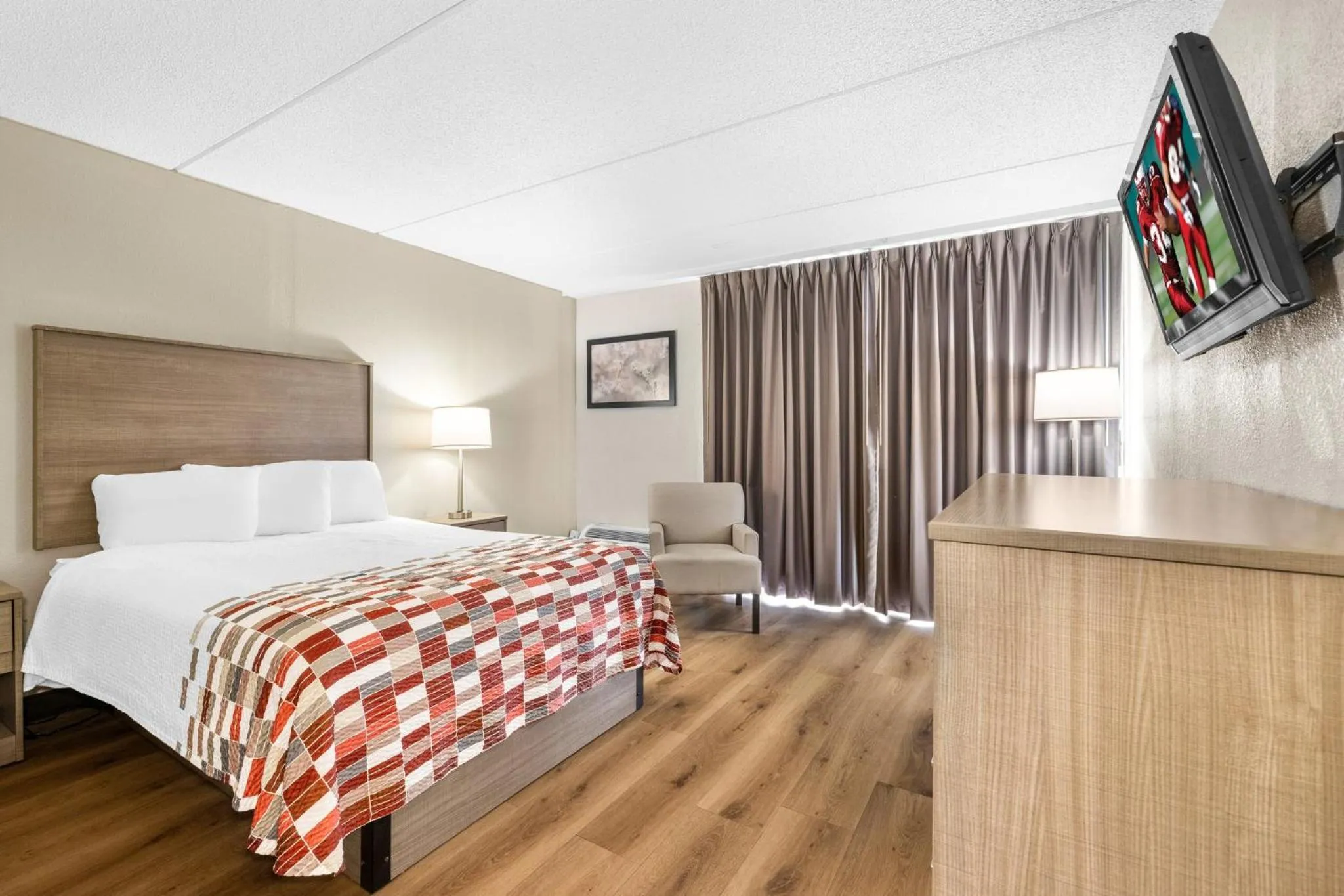 Photo of the whole room, Bed in Red Roof Inn Niagara Falls