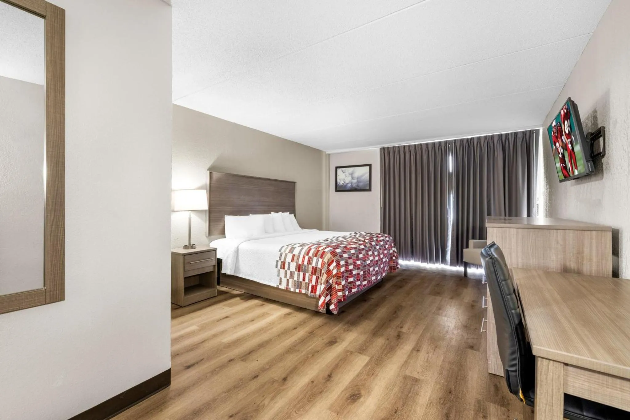 Bedroom, Bed in Red Roof Inn Niagara Falls