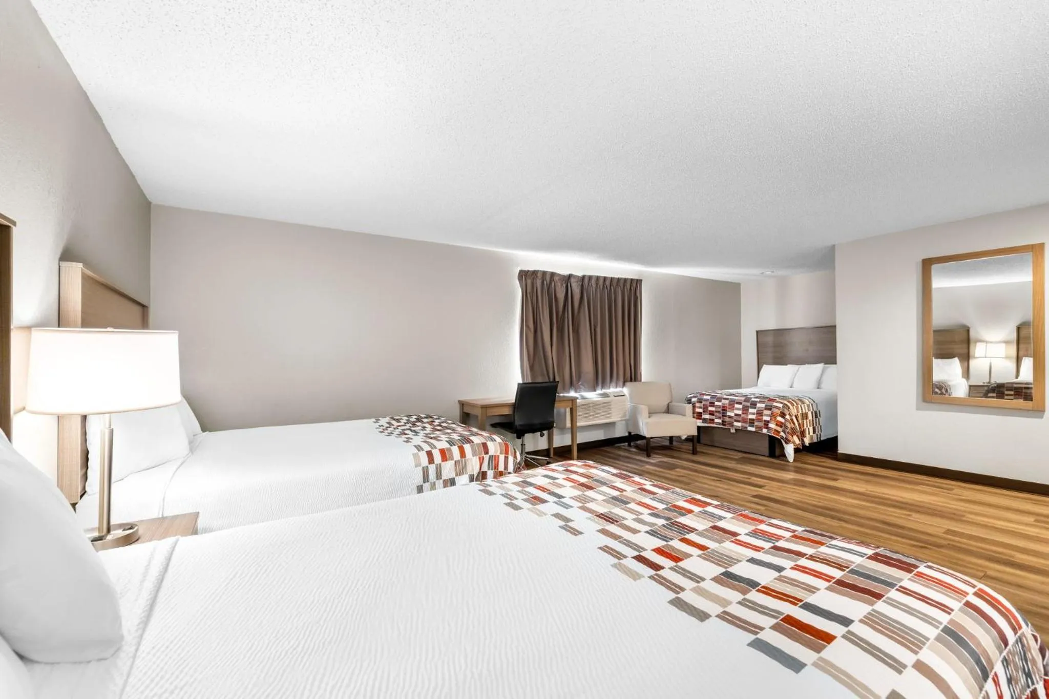 Photo of the whole room, Bed in Red Roof Inn Niagara Falls