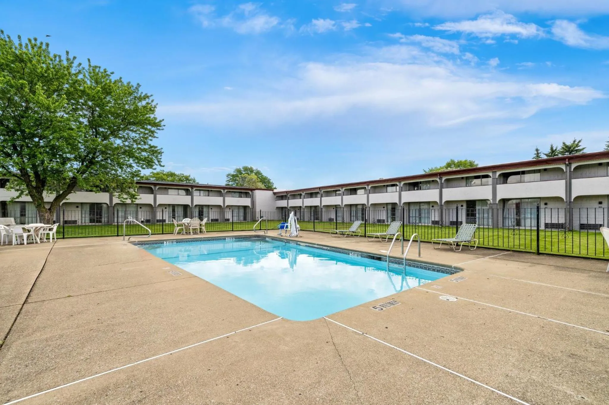Swimming pool in Red Roof Inn Niagara Falls