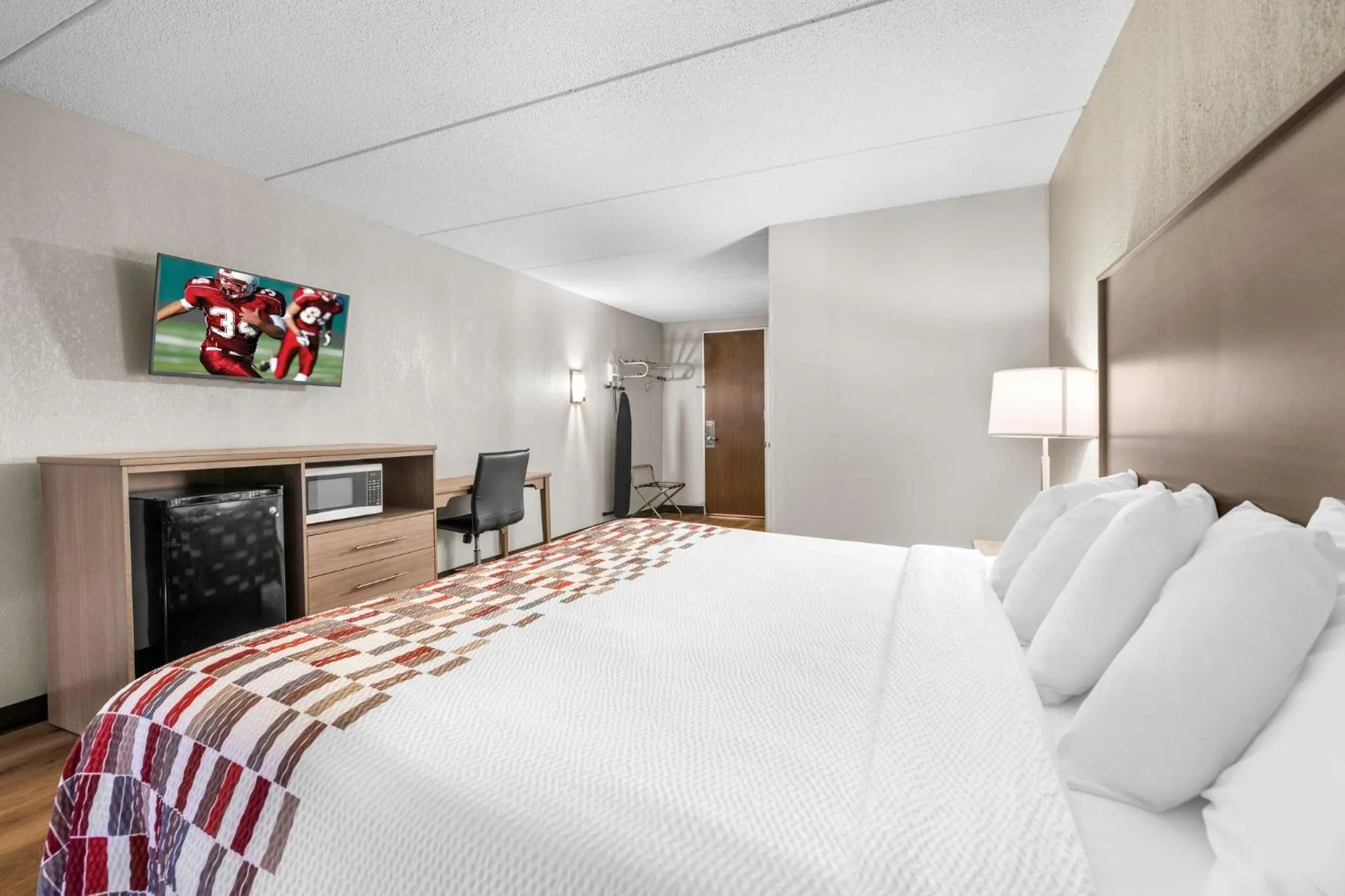 Bedroom, Bed in Red Roof Inn Niagara Falls