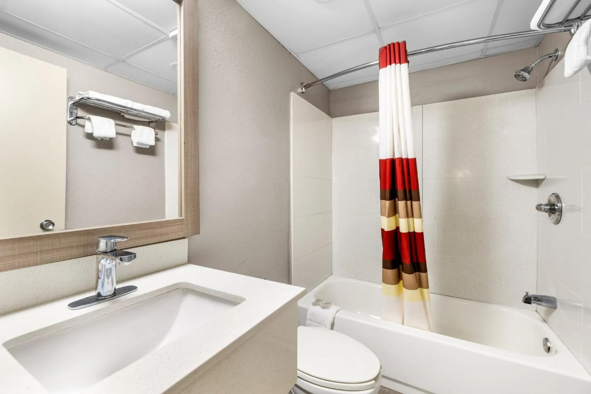 Bathroom in Red Roof Inn Niagara Falls