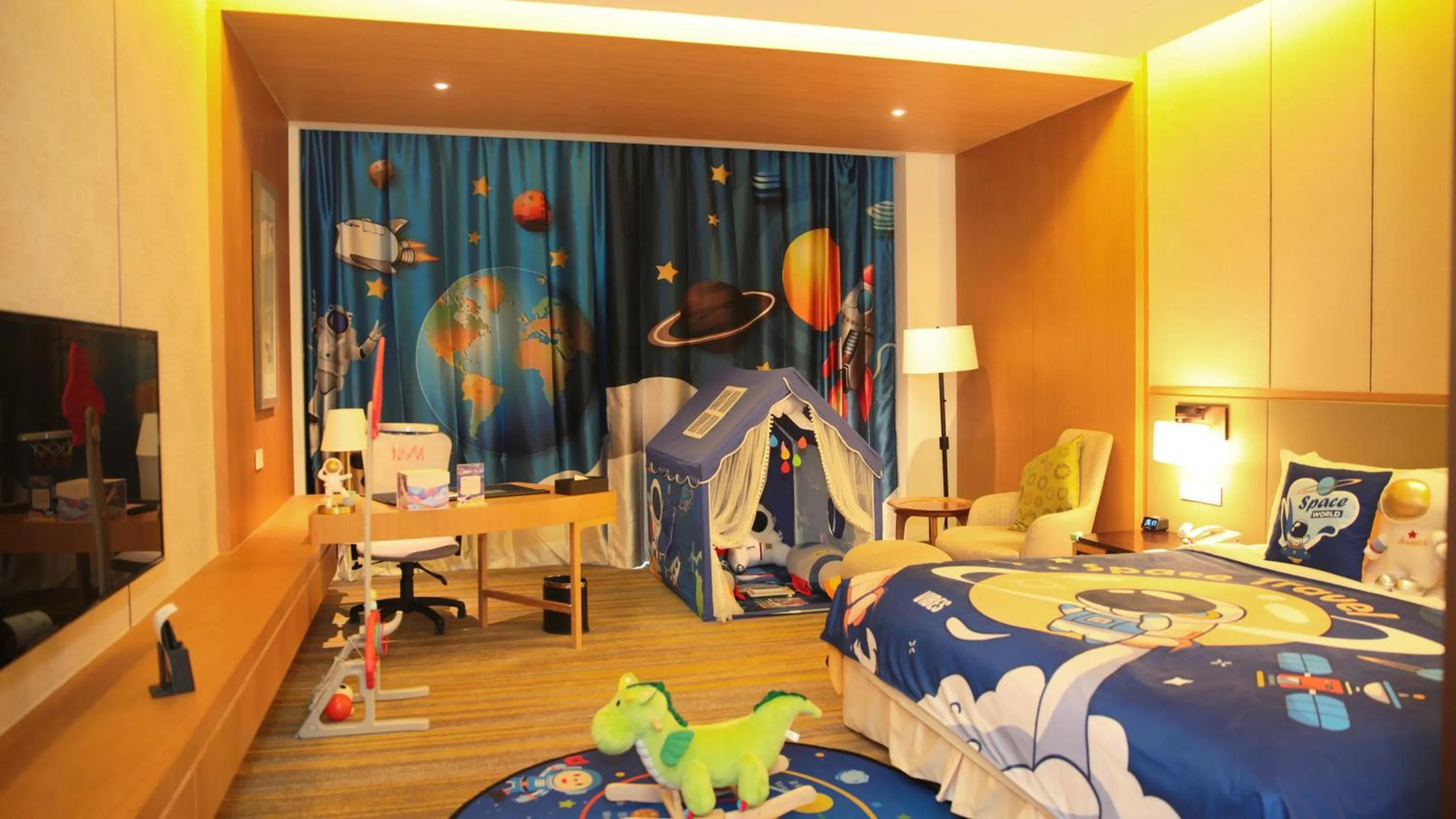 Photo of the whole room, Bed in Holiday Inn Kunshan Huaqiao by IHG
