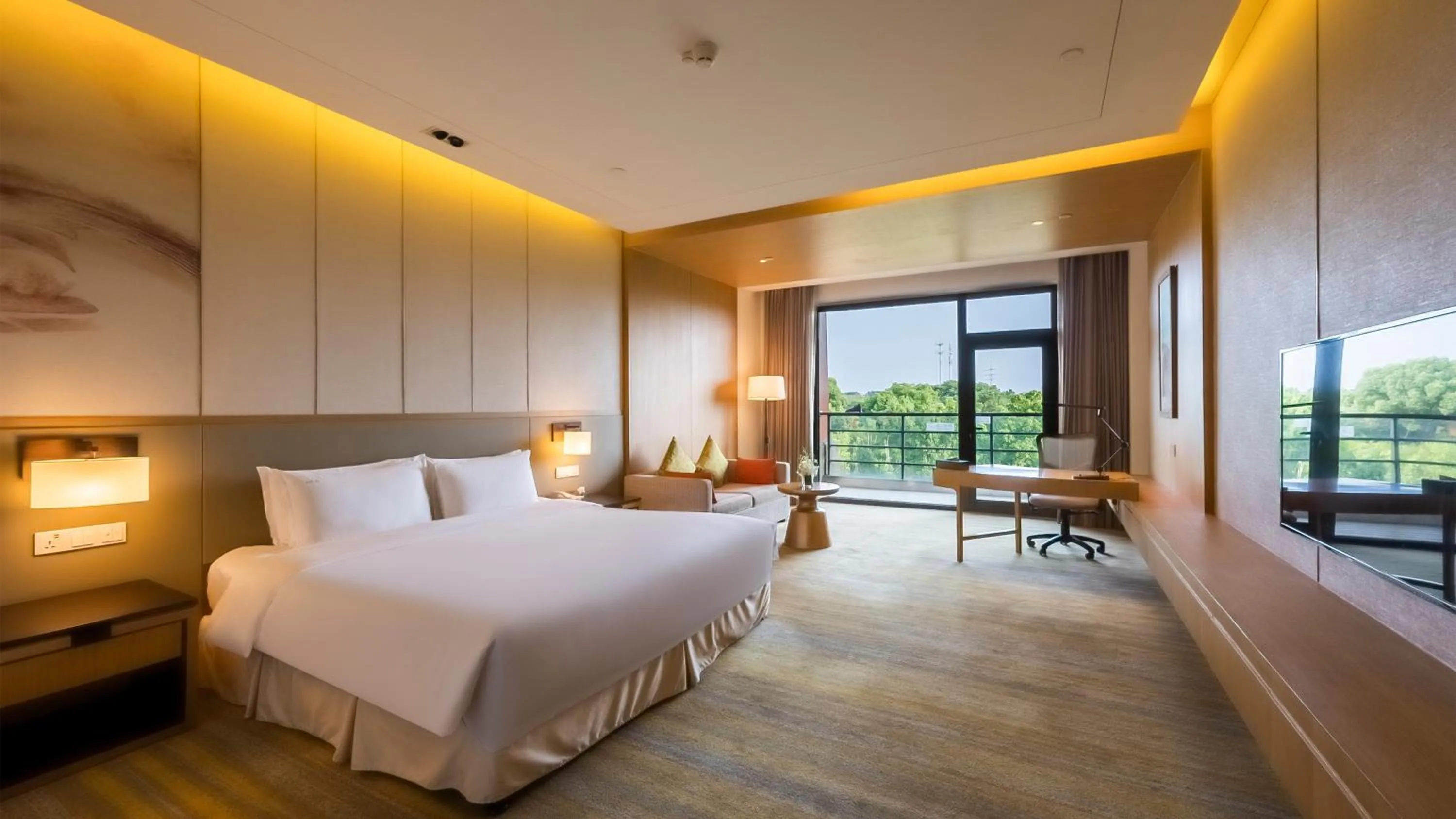 Photo of the whole room, Bed in Holiday Inn Kunshan Huaqiao by IHG