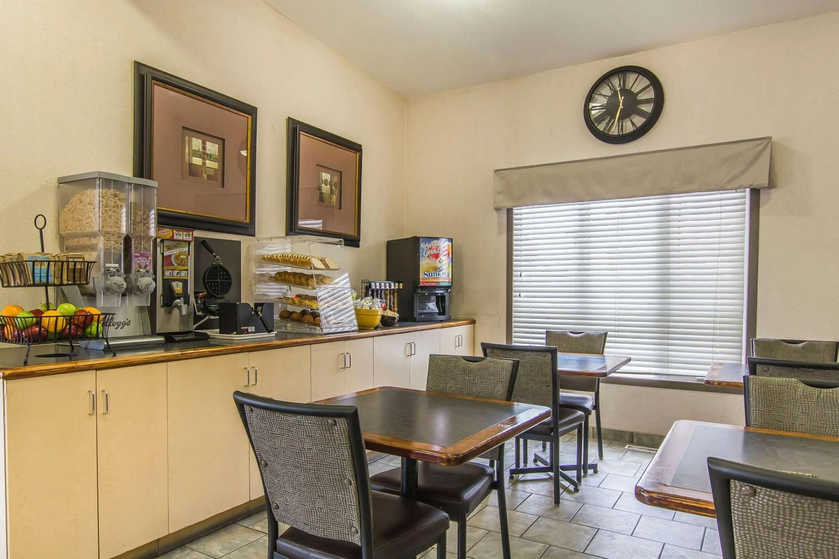 Breakfast in Econo Lodge Inn & Suites