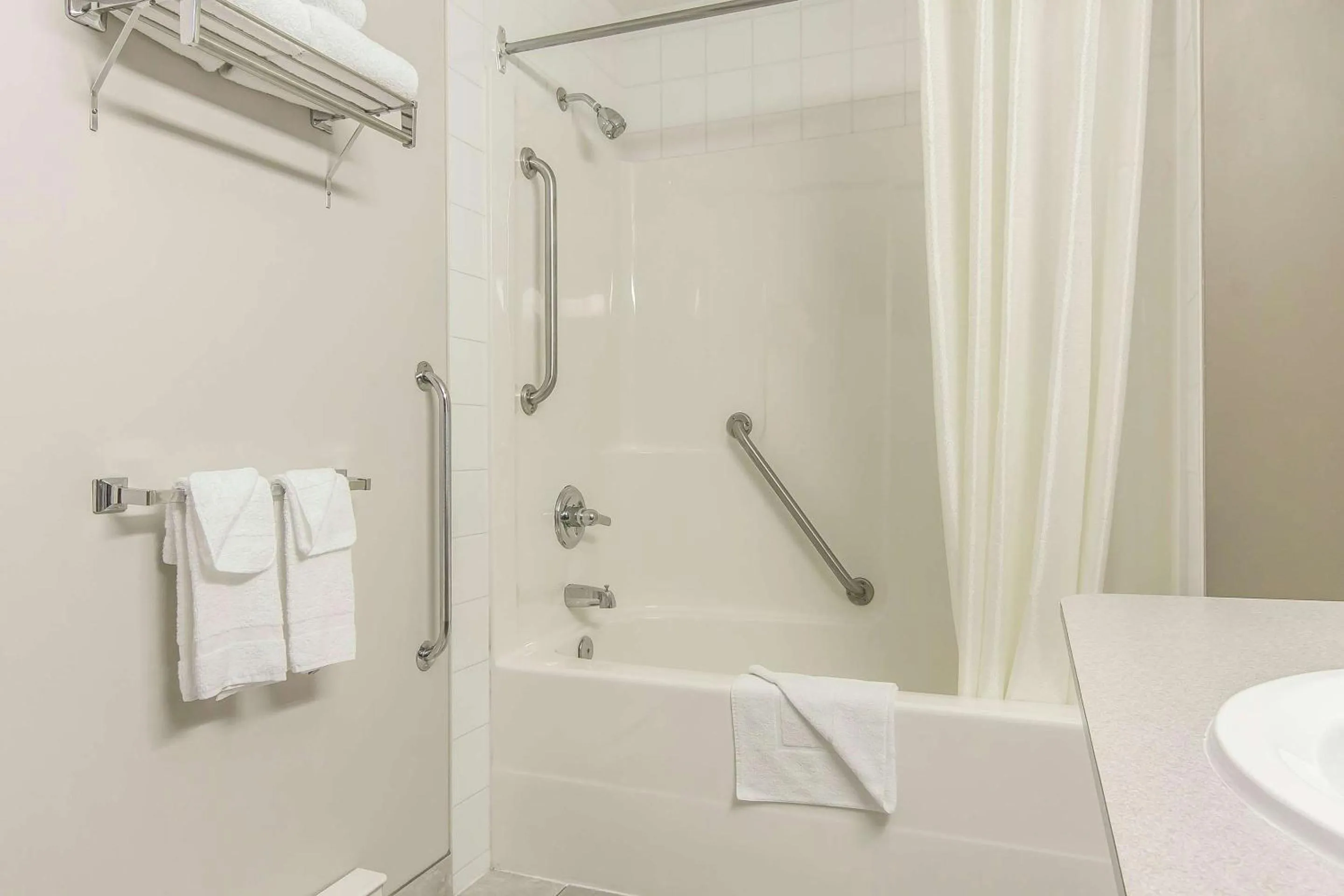 Bedroom in Econo Lodge Inn & Suites