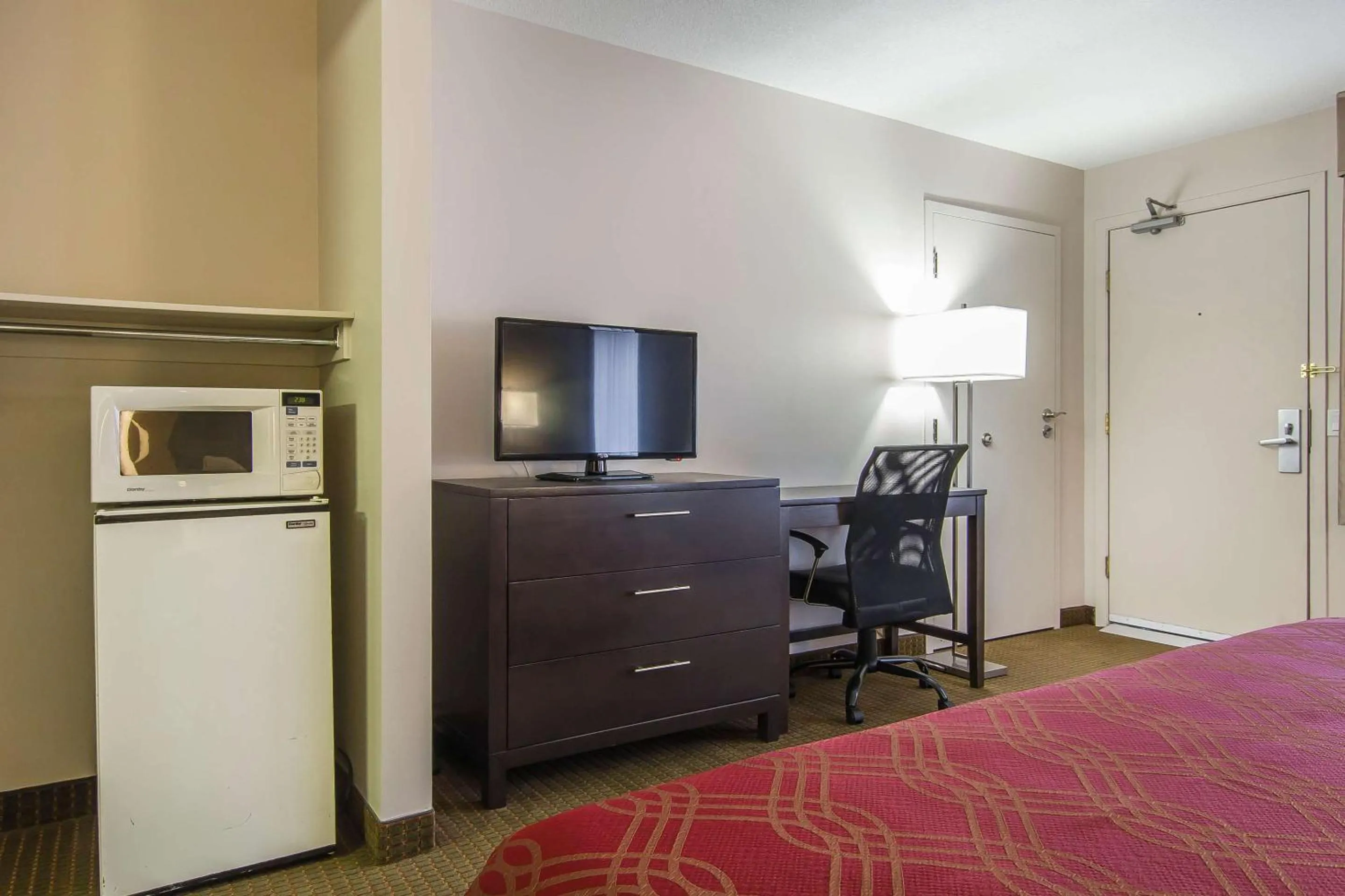 Bedroom, Bed in Econo Lodge Inn & Suites