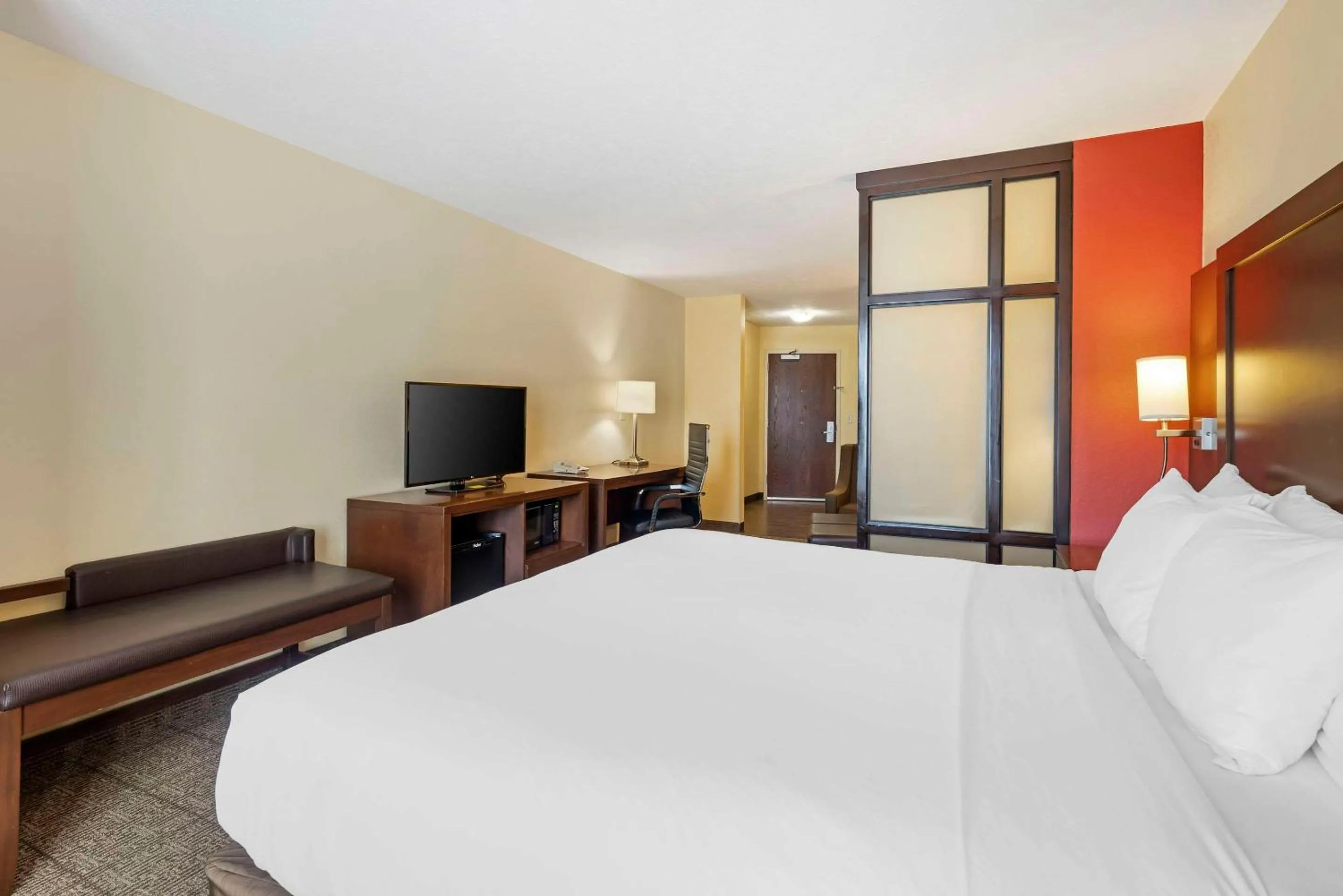 Bedroom, Bed in Comfort Suites East Lincoln - Mall Area