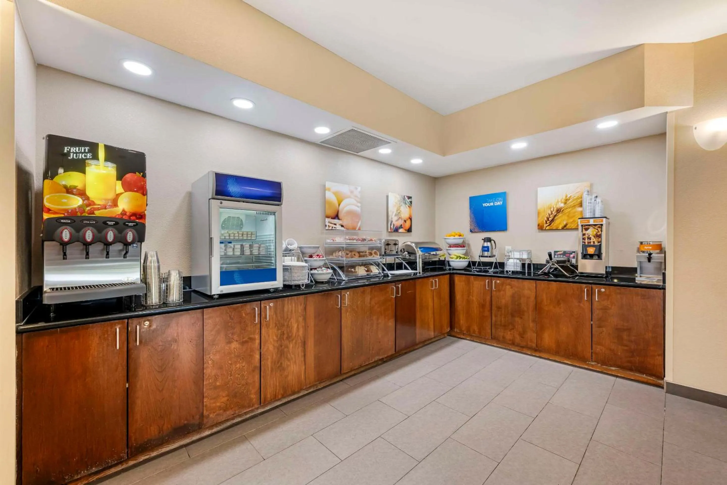 Breakfast in Comfort Suites East Lincoln - Mall Area