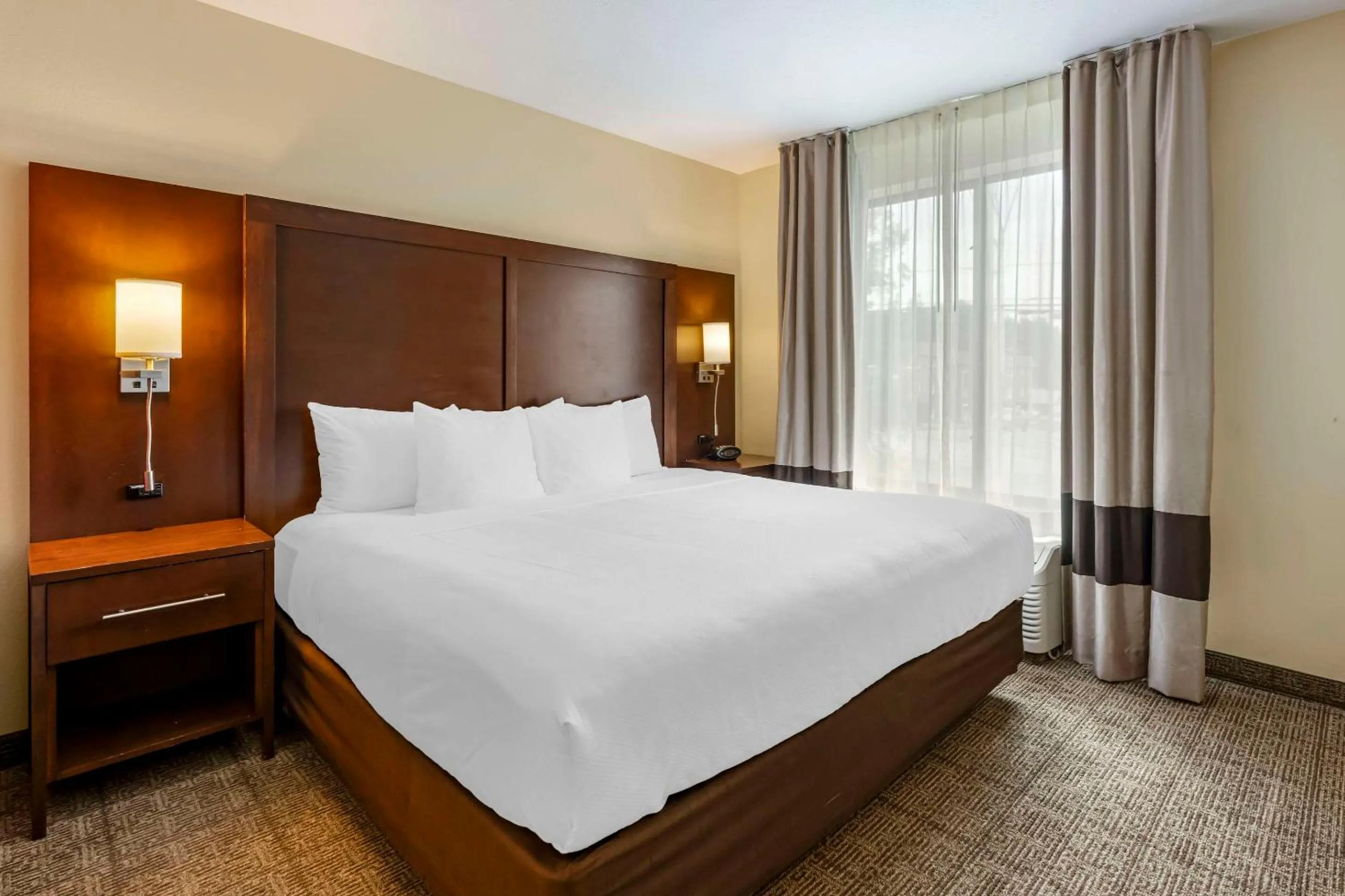 Bedroom, Bed in Comfort Suites East Lincoln - Mall Area