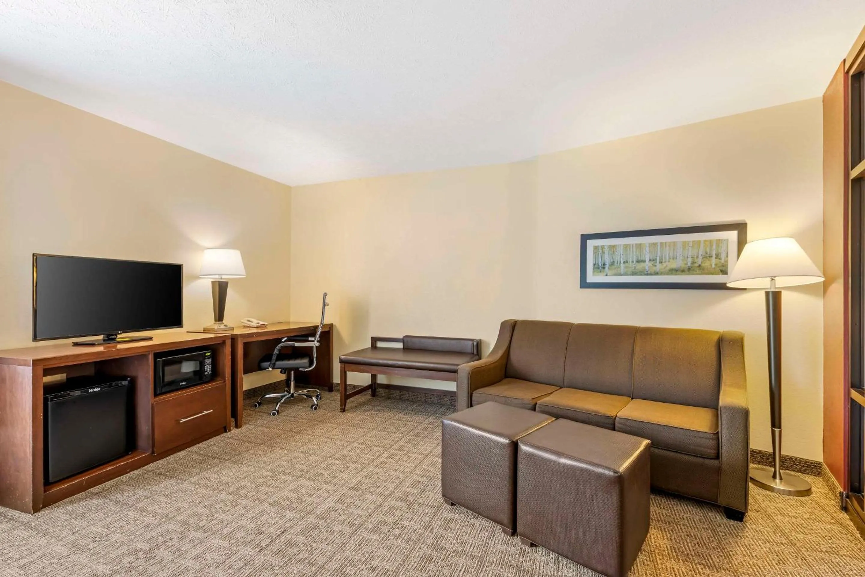 Bedroom in Comfort Suites East Lincoln - Mall Area