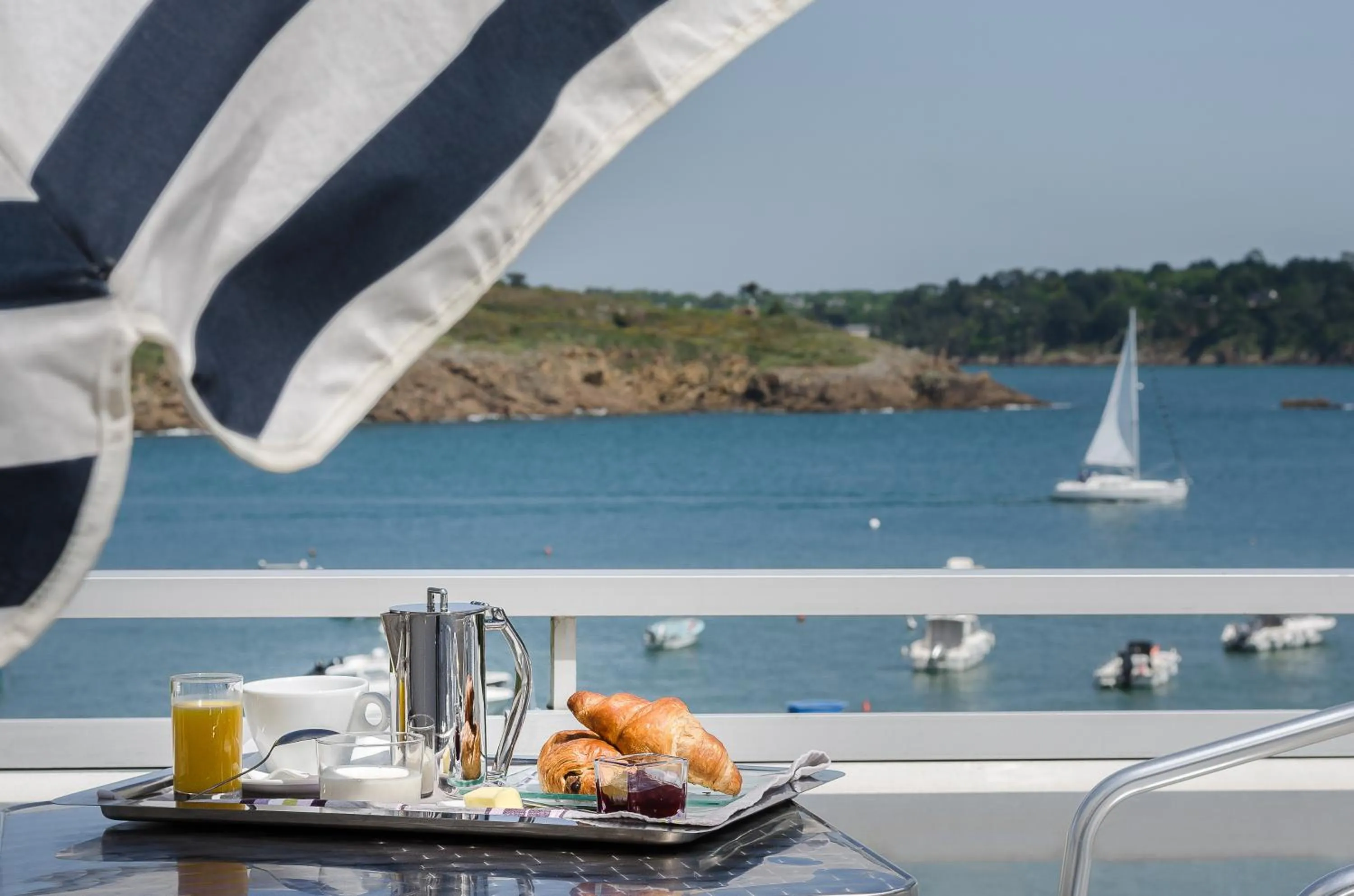 Day in Hôtel Du Port Et De L'aven