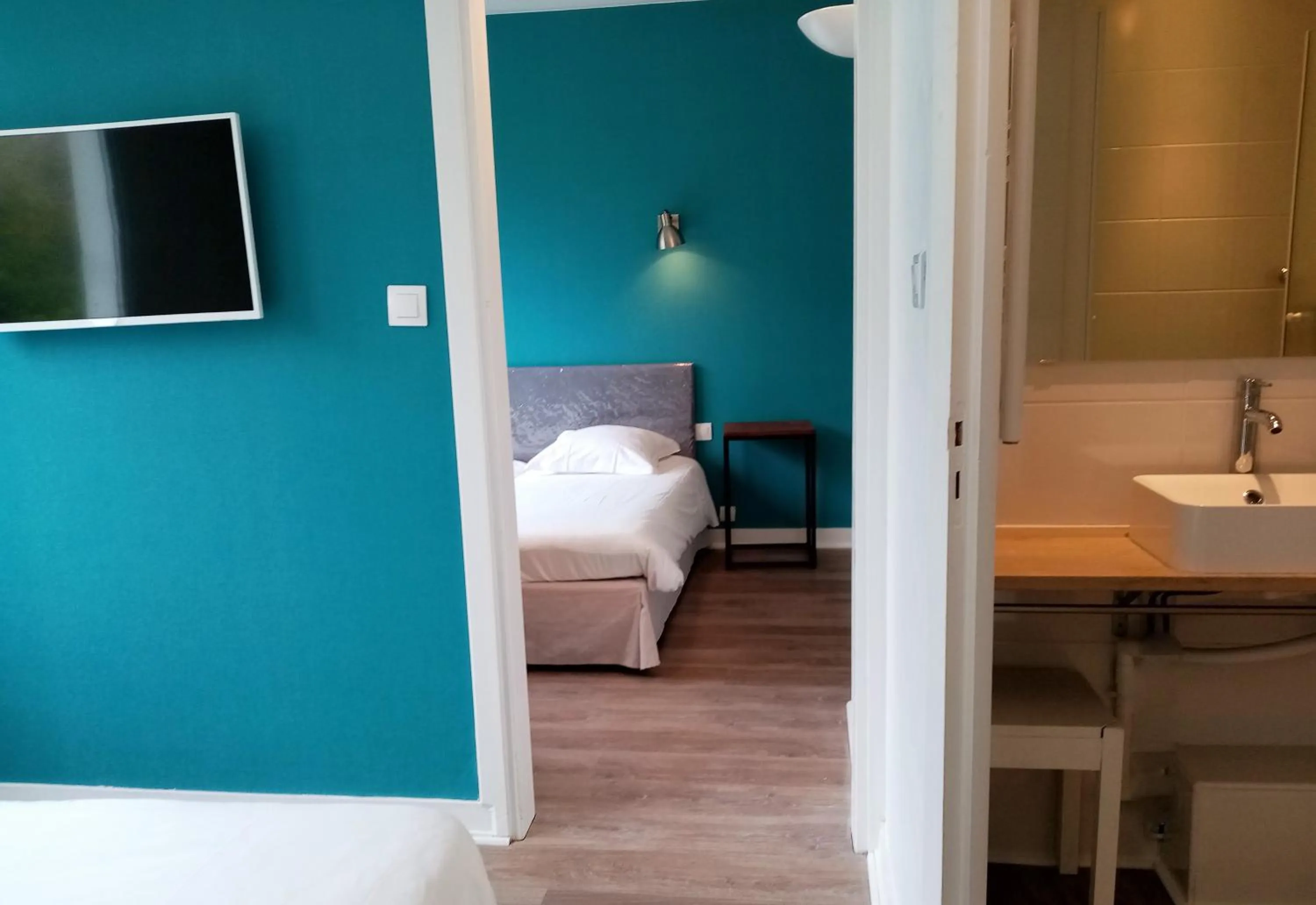 Photo of the whole room, Bed in Hôtel Du Port Et De L'aven