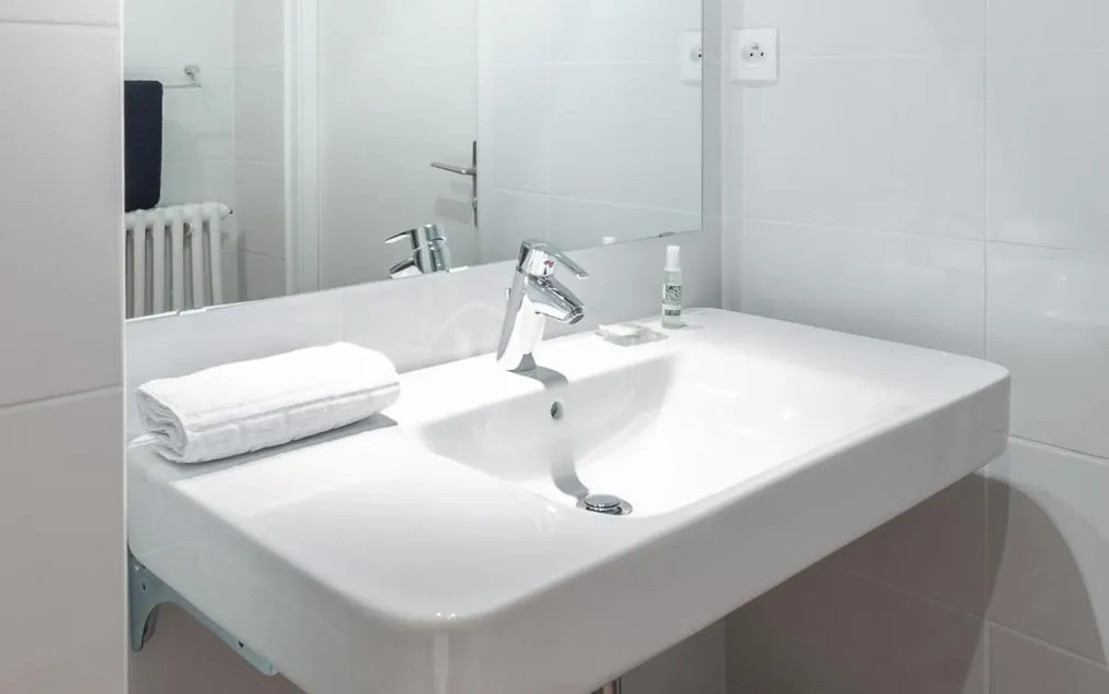 Bathroom in Hôtel Du Port Et De L'aven