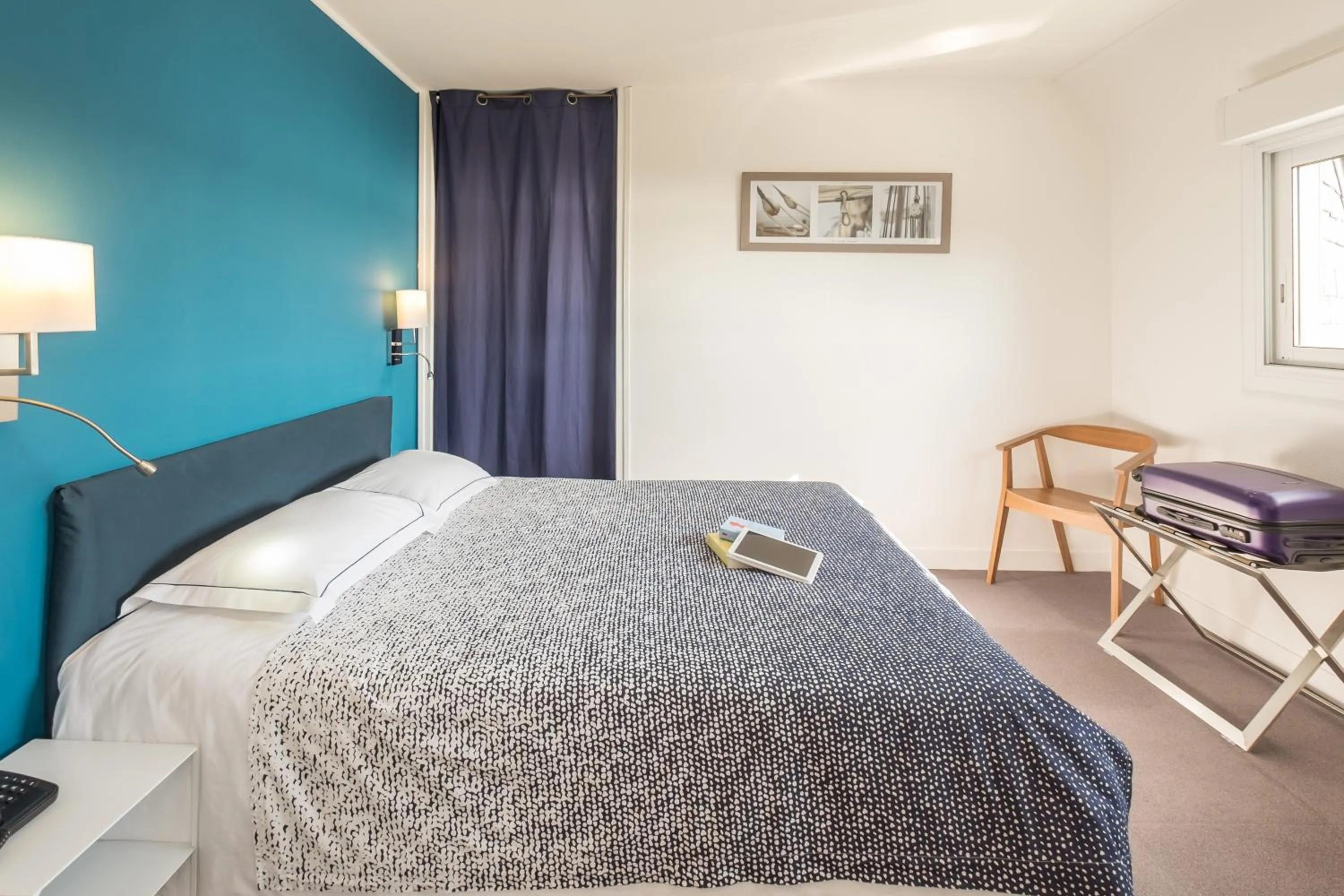 Photo of the whole room, Bed in Hôtel Du Port Et De L'aven