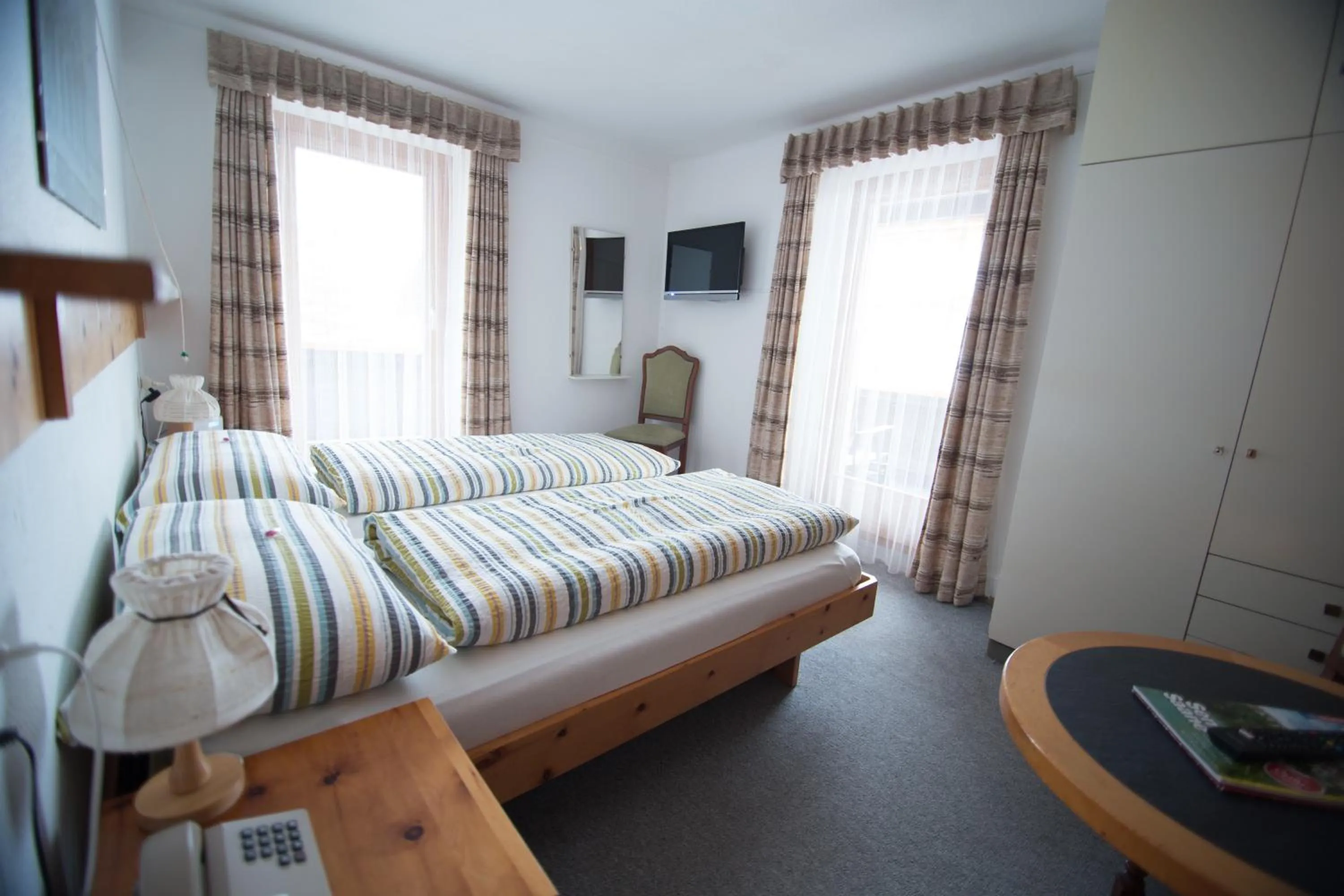 Photo of the whole room, Bed in Hotel Hold