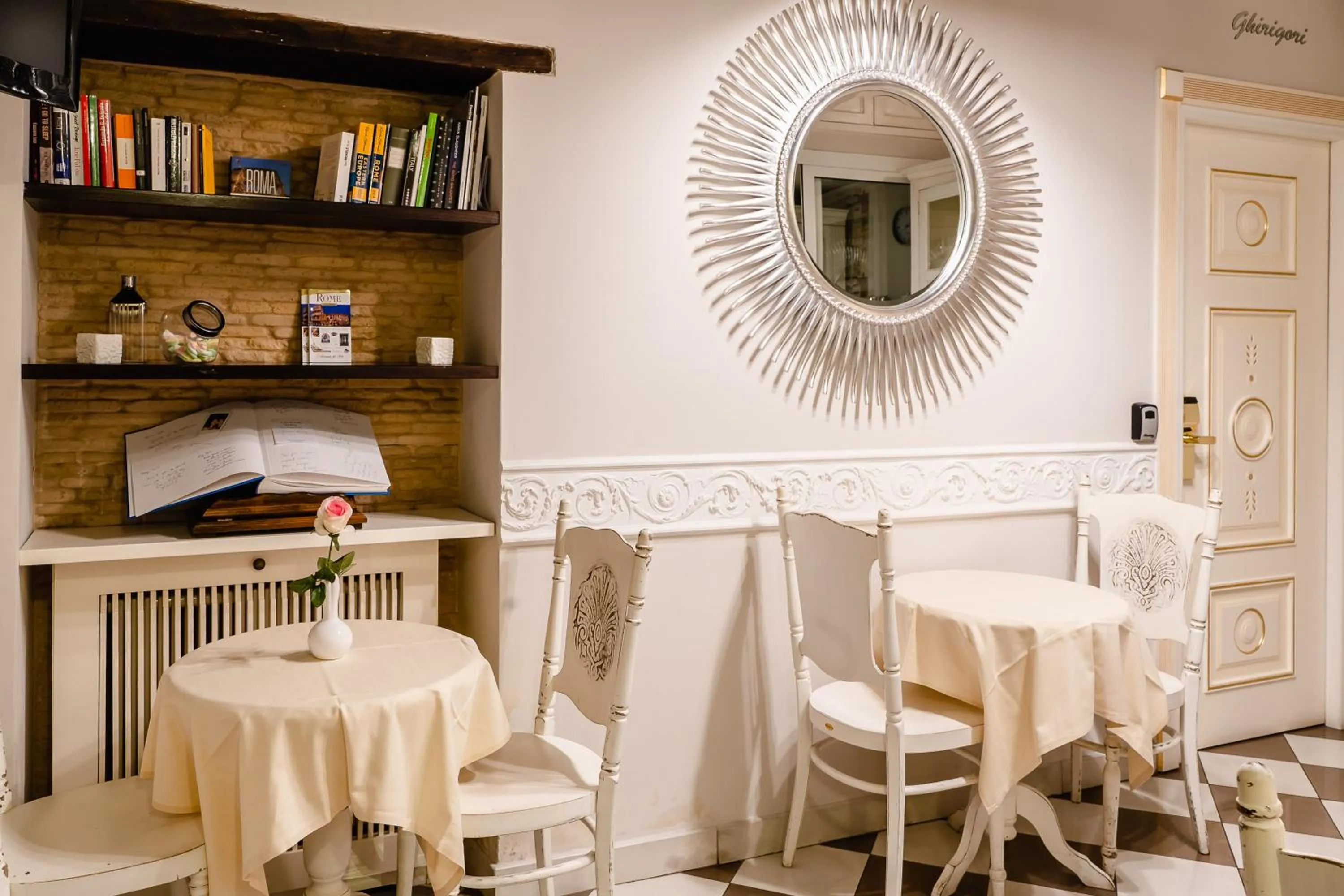 Property building in Locanda Del Sole-Roma Piazza Di Spagna Ripetta