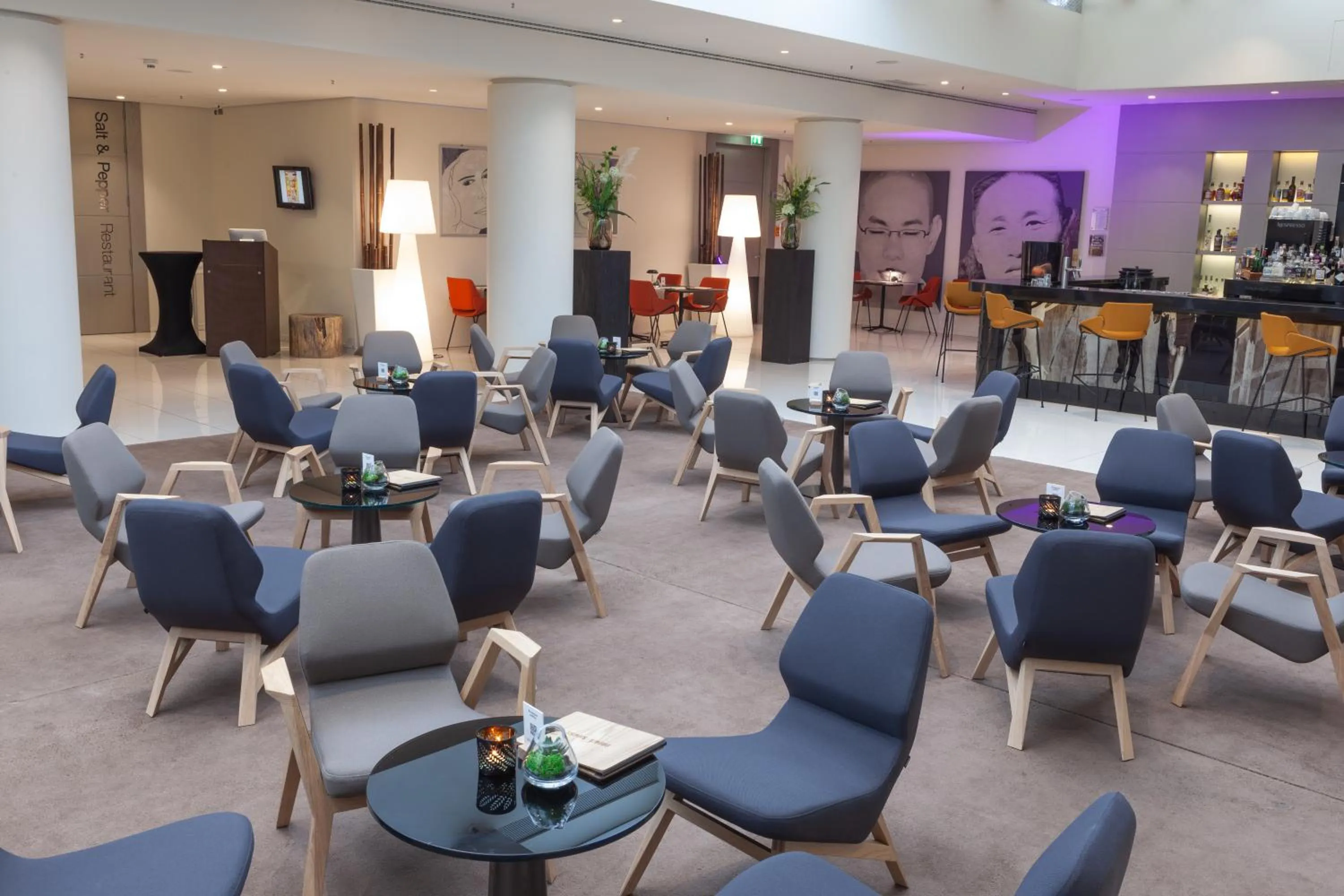 Lounge or bar in H10 Berlin Ku'Damm