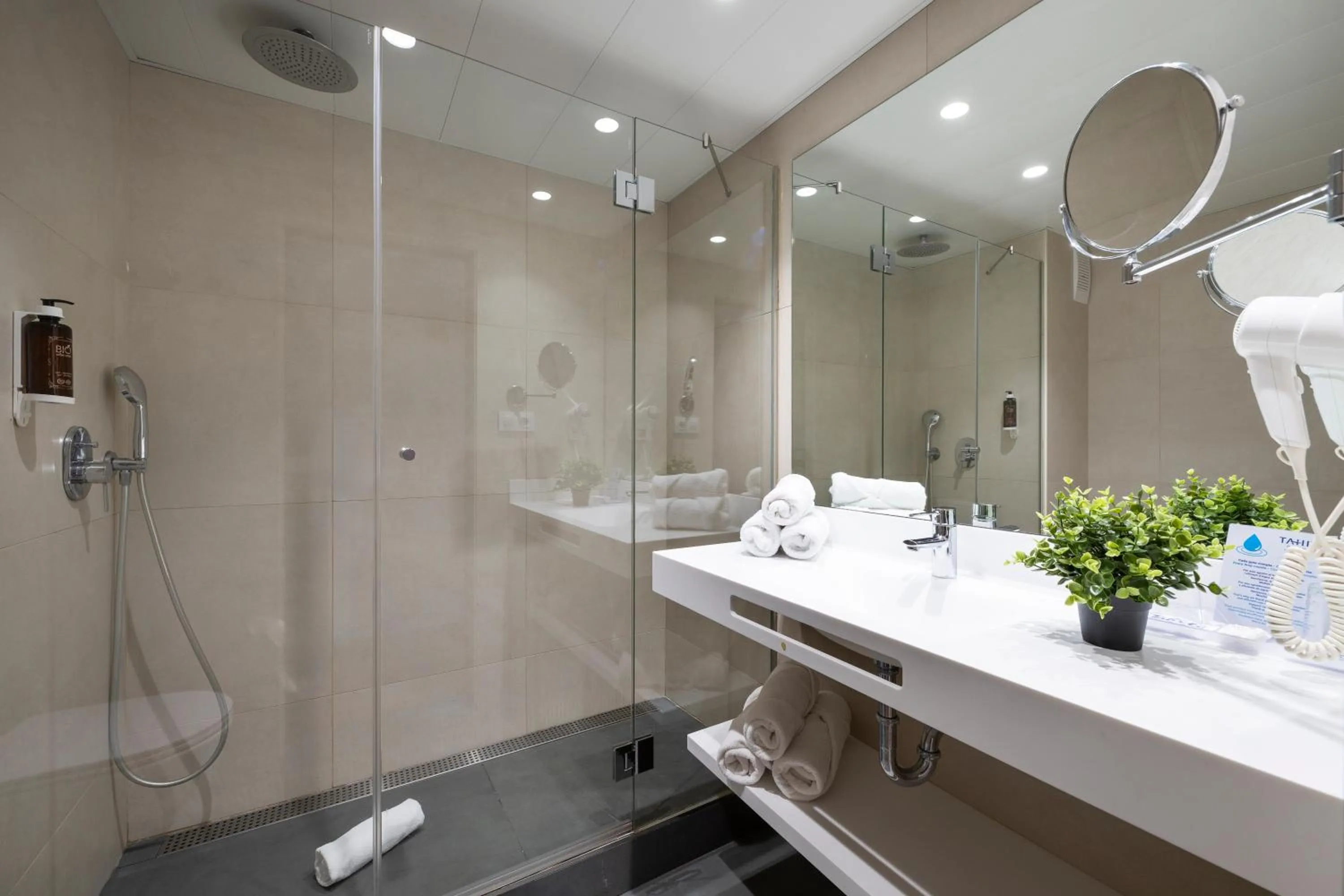 Shower in Hotel Tahití Playa