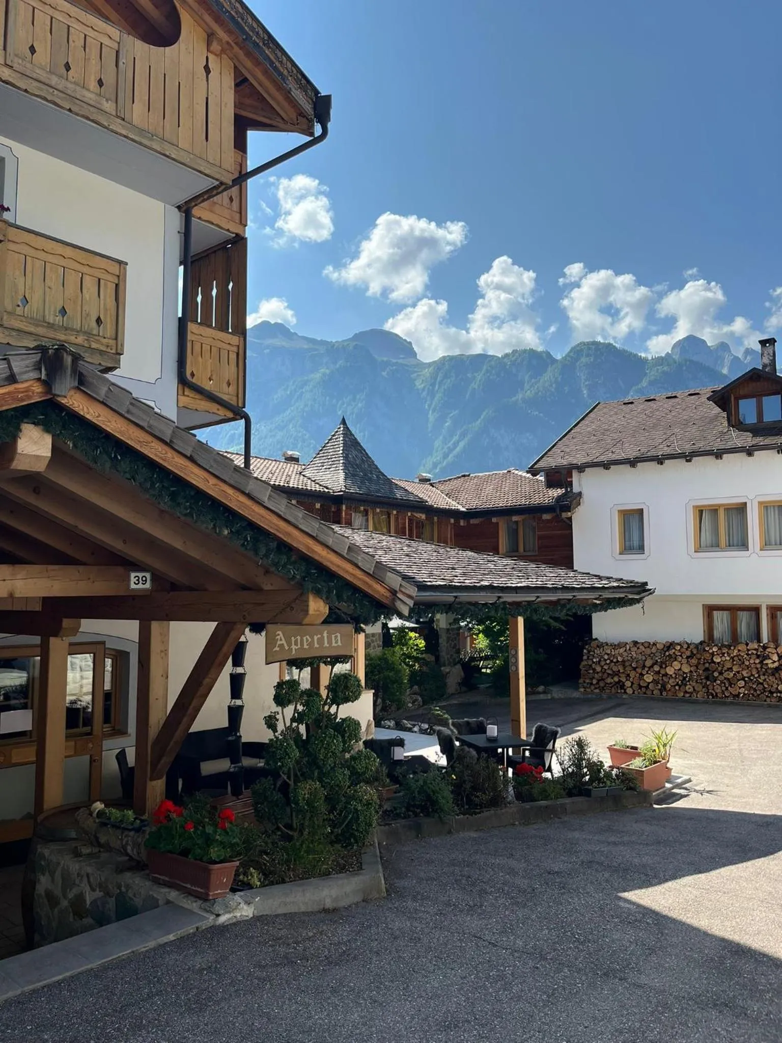 Nivis Hotel