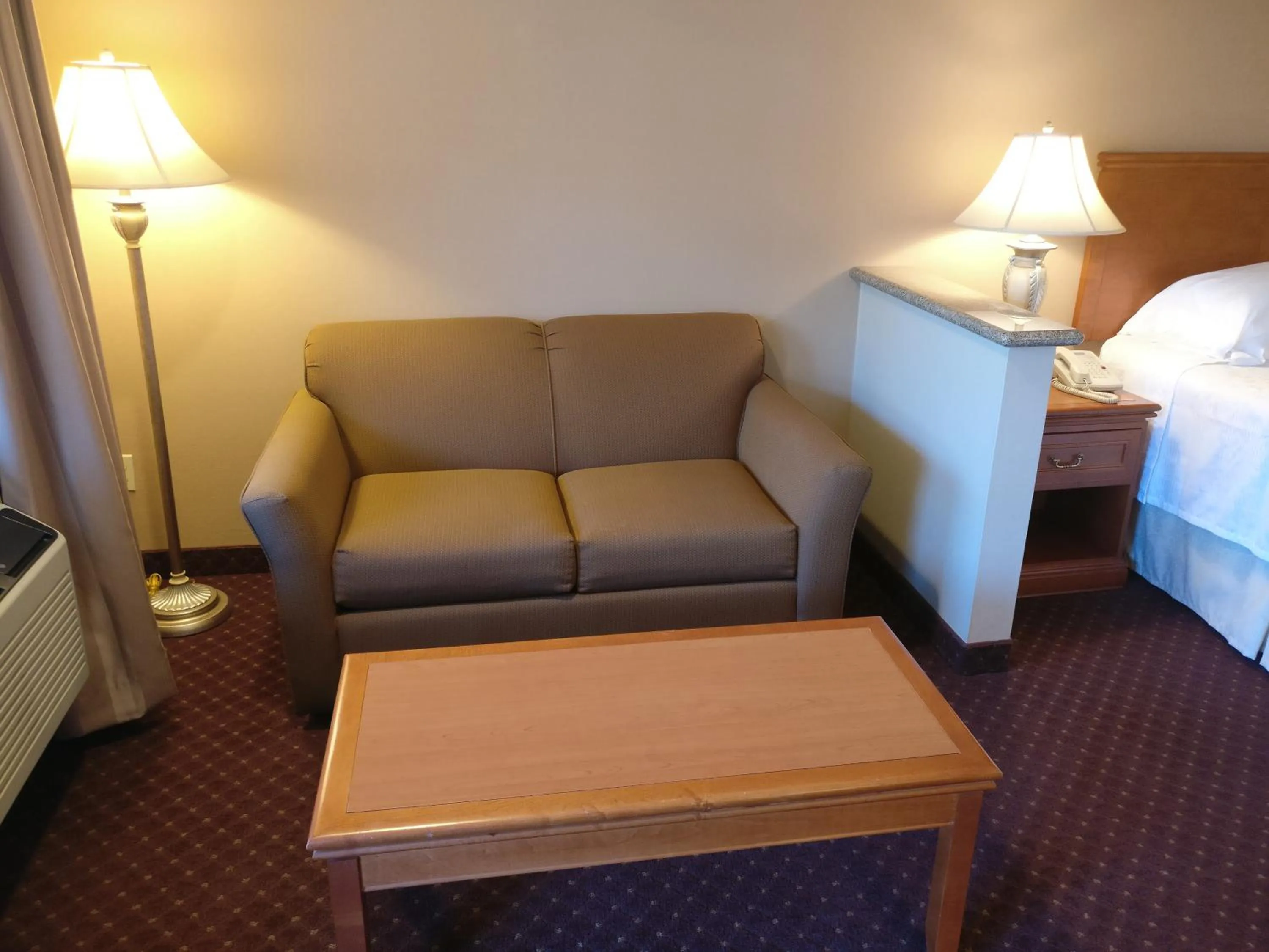 Seating area, Bed in Burbank Inn and Suites