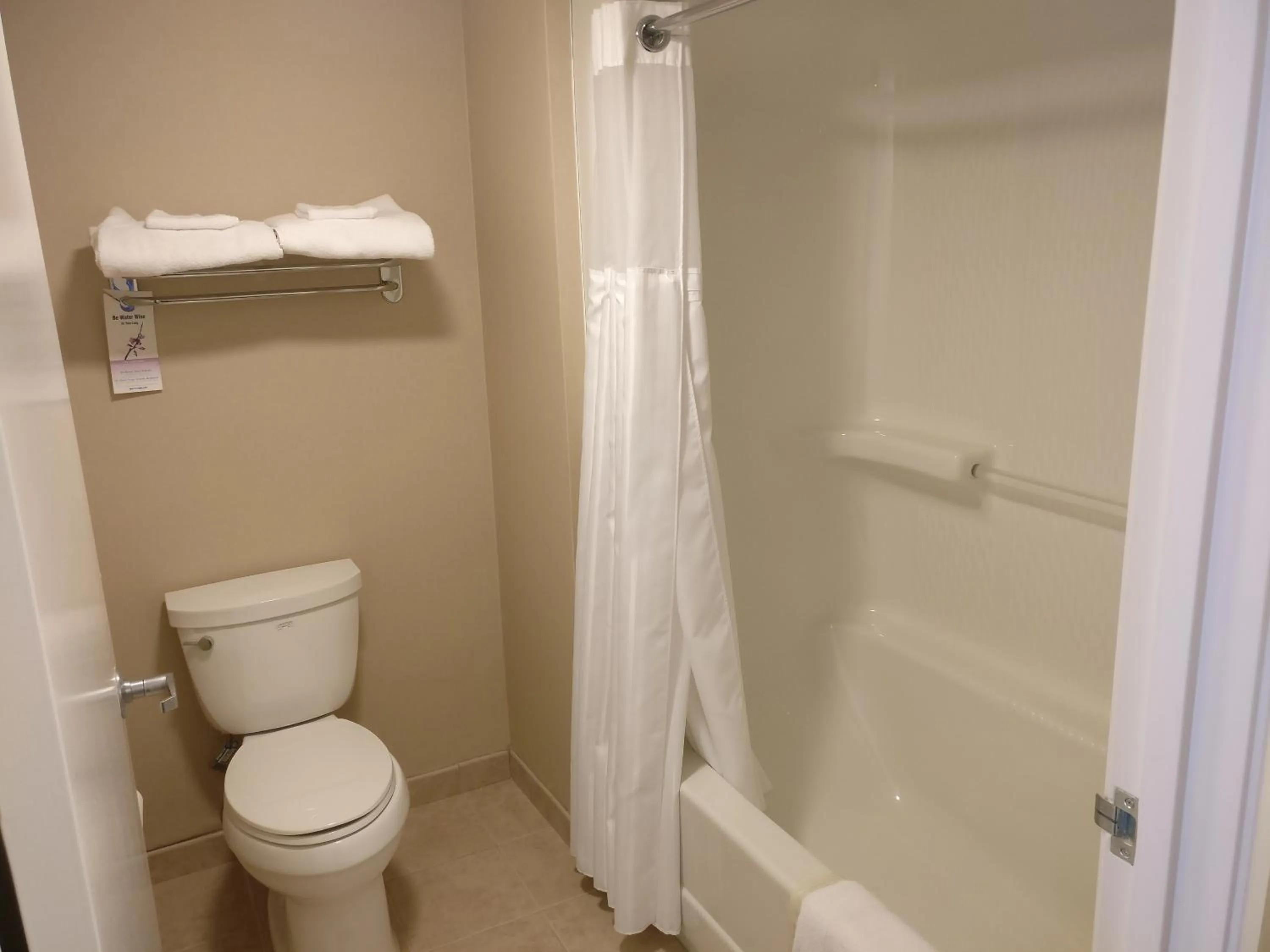 Bathroom in Burbank Inn and Suites
