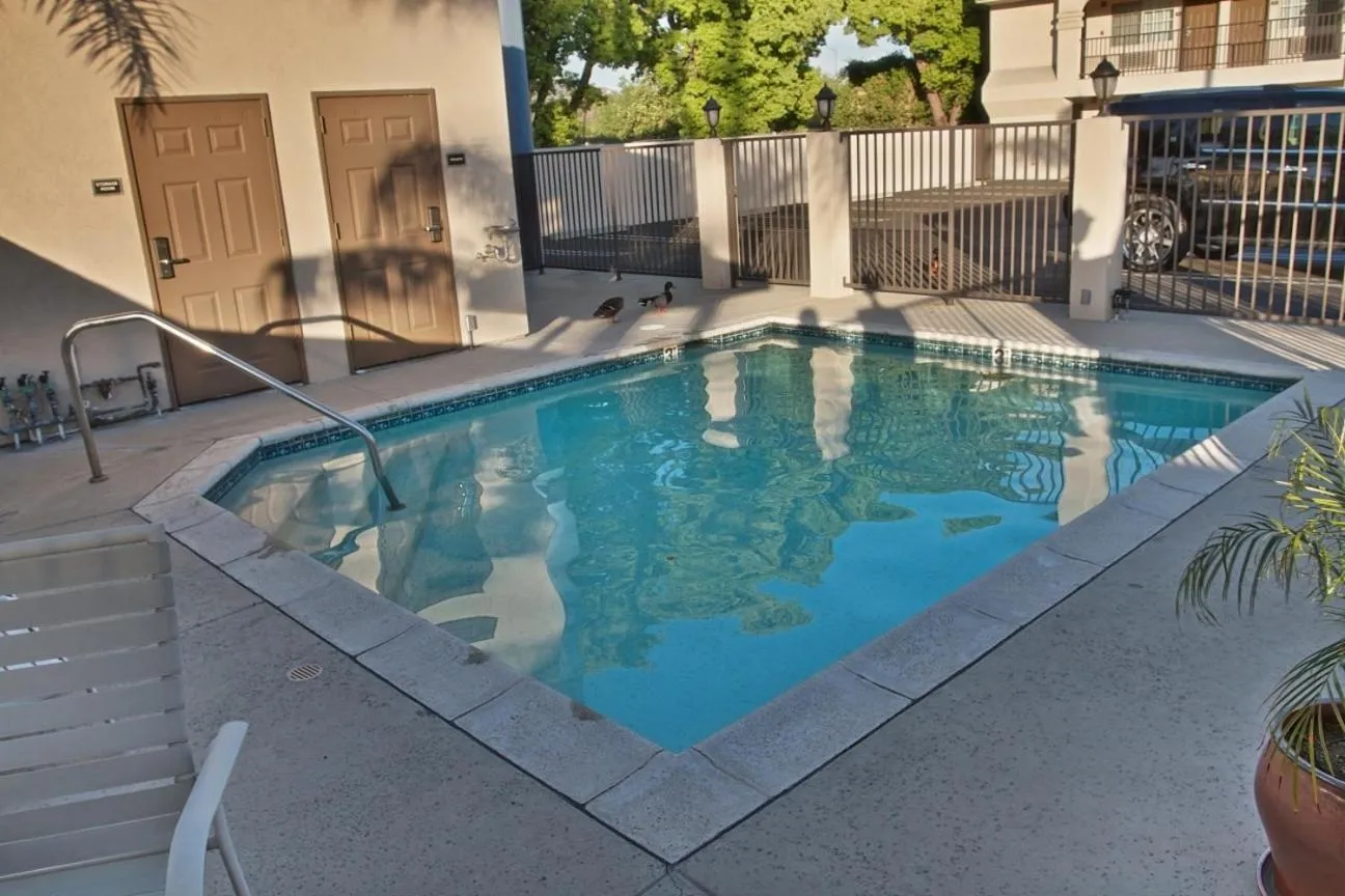 Swimming pool in Burbank Inn and Suites