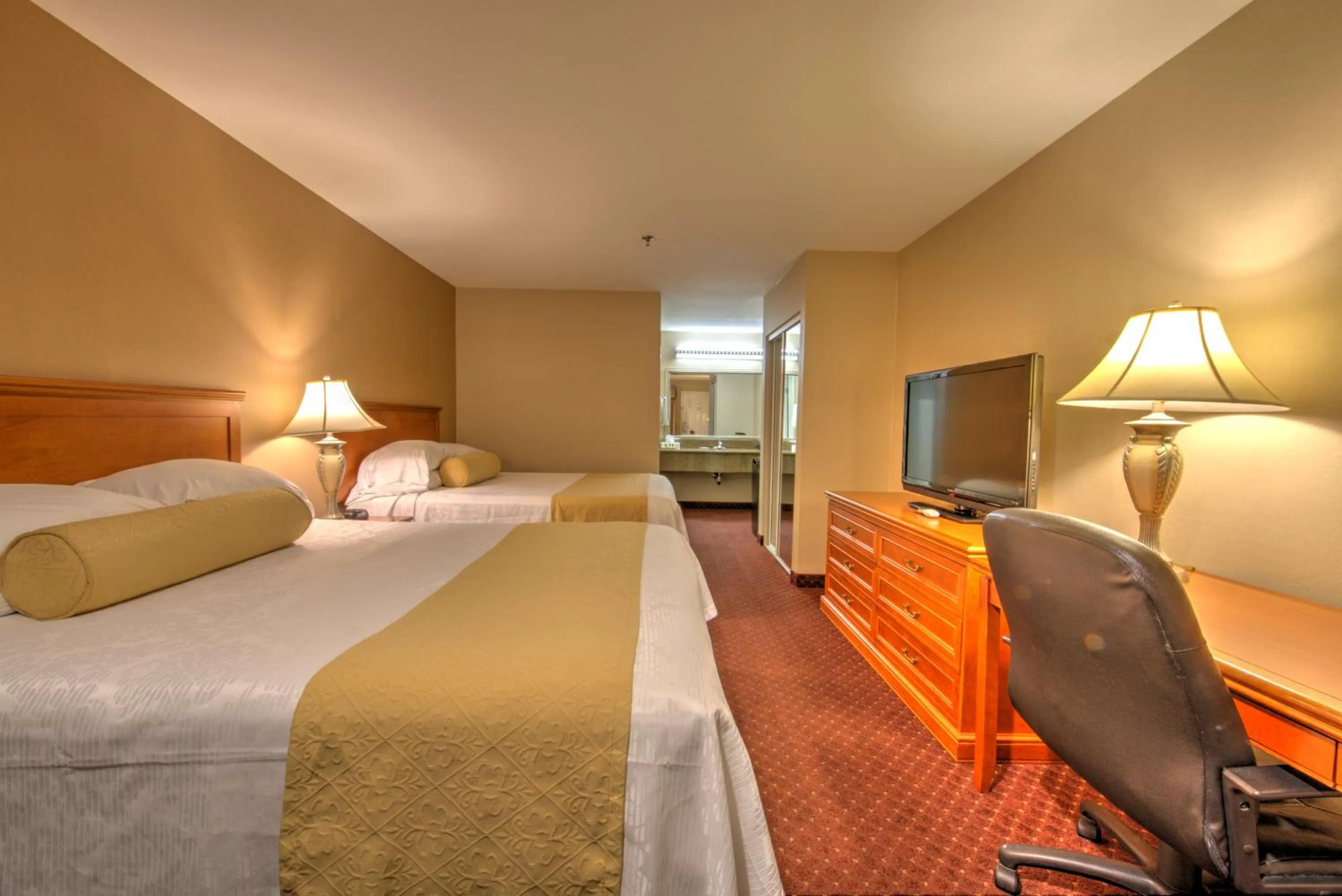 Bed in Burbank Inn and Suites