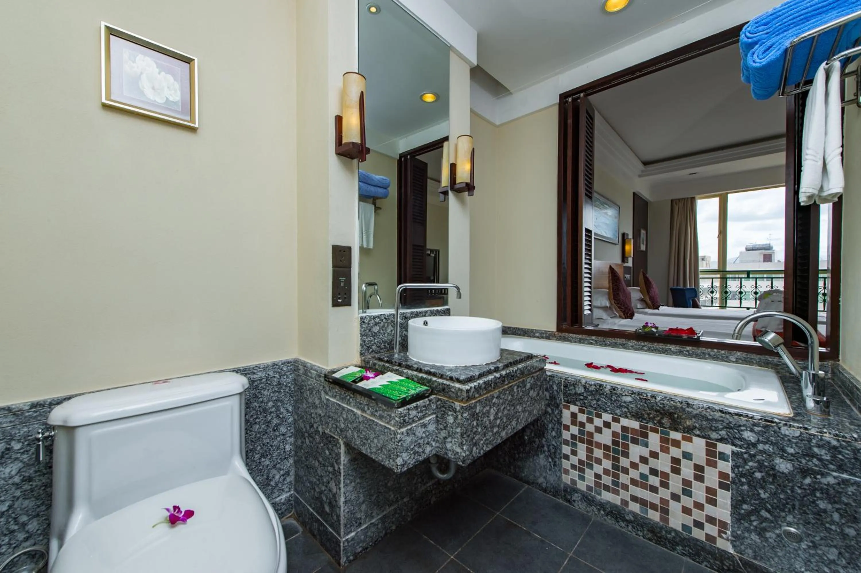 Bathroom, Bed in Shengyi Holiday Villa Hotel